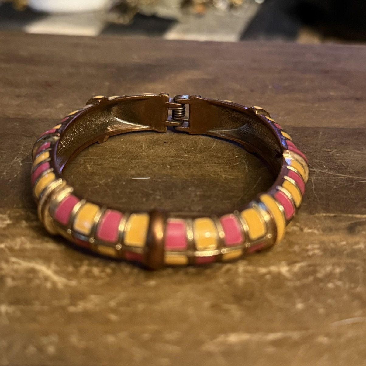 Vintage Vintage gold tone pink & peach enamel hinged bangle bracelet Size ONE SIZE - 5 Thumbnail