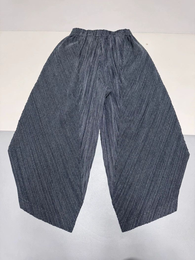 Issey Miyake Issey Miyake size:3 Grey pleated short-sleeved shirt Size S / US 4 / IT 40 - 7 Thumbnail