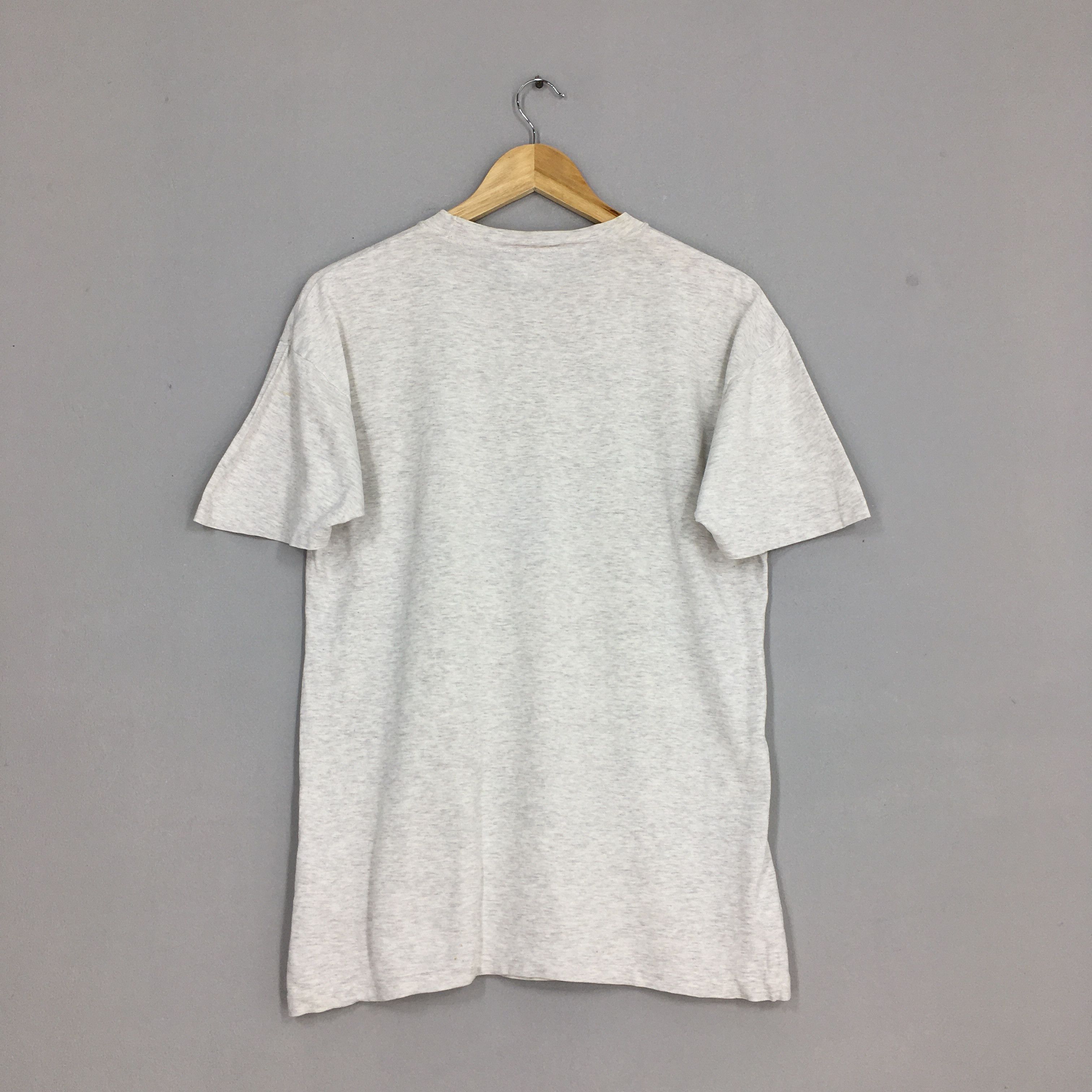 Maui and Sons × Vintage Vintage Maui & Sons Sharksonian Institute Surfing Tshirt Size US M / EU 48-50 / 2 - 6 Thumbnail