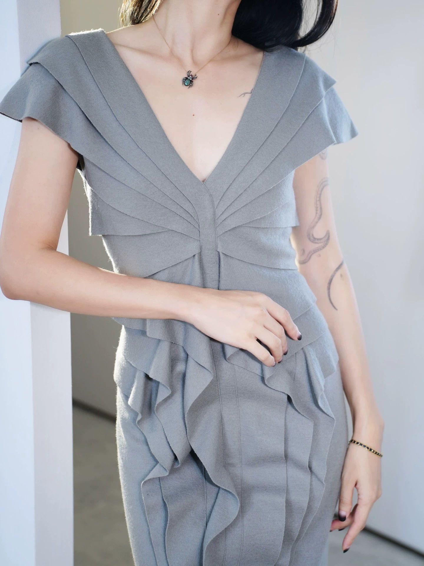 Fendi Fendi Gray Wool Ruffled Front/Back V-Neck Fitted Dress Size S / US 4 / IT 40 - 1 Thumbnail