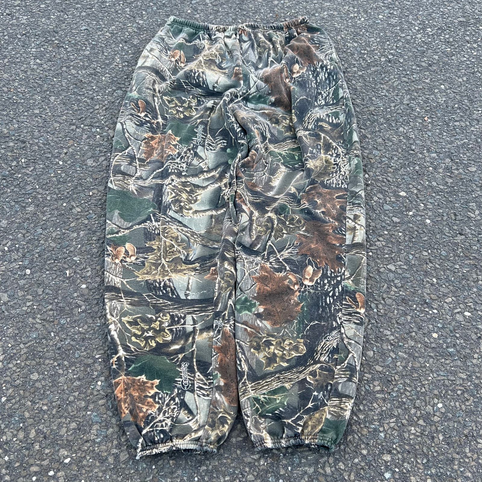 image of Vintage Y2K Realtree Camo Cotton Hunting Sweatpants in Green, Men's (Size 30)