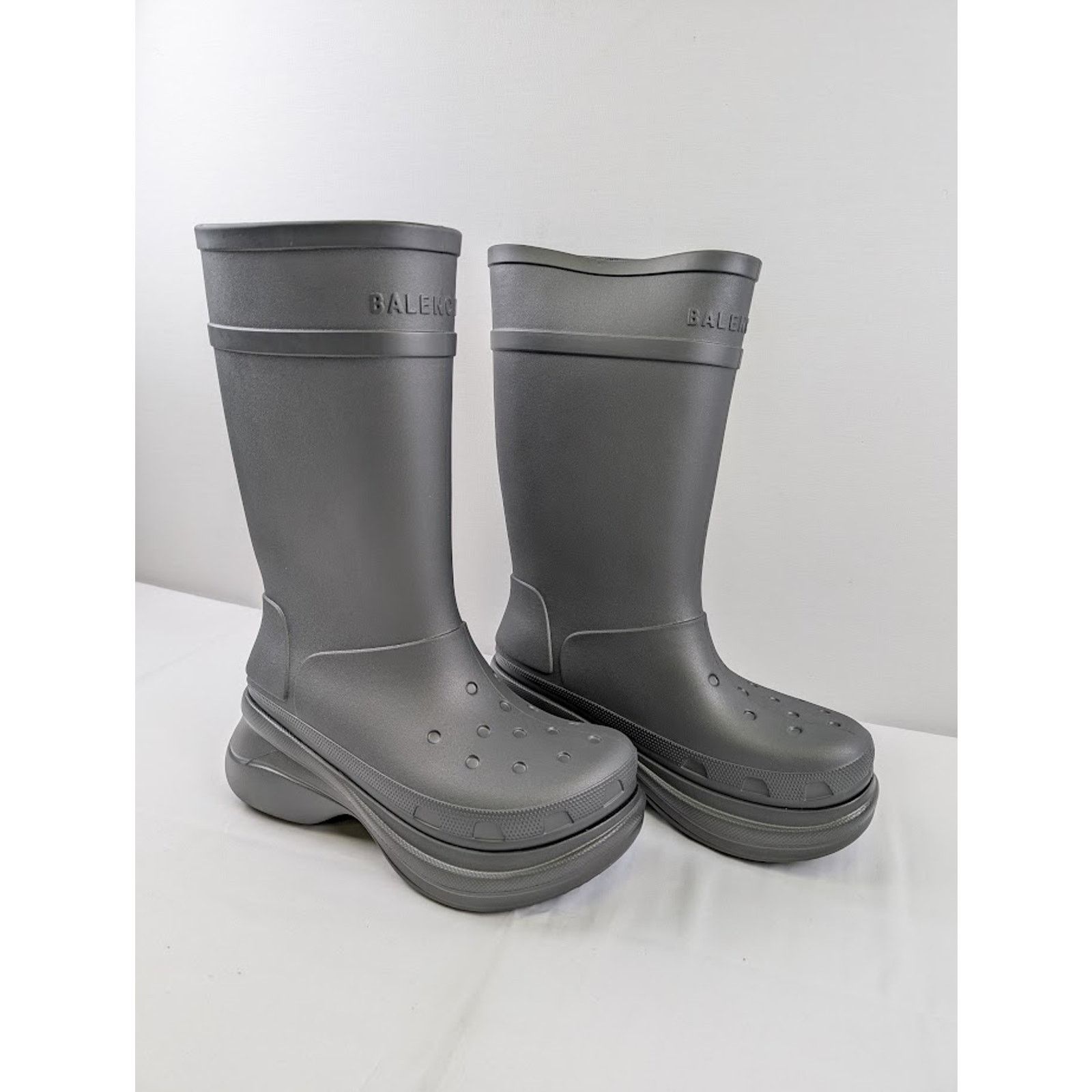 Balenciaga o1rshd1 Crocs Rubber Boots in Grafite Size US 10 / EU 43 - 10 Thumbnail