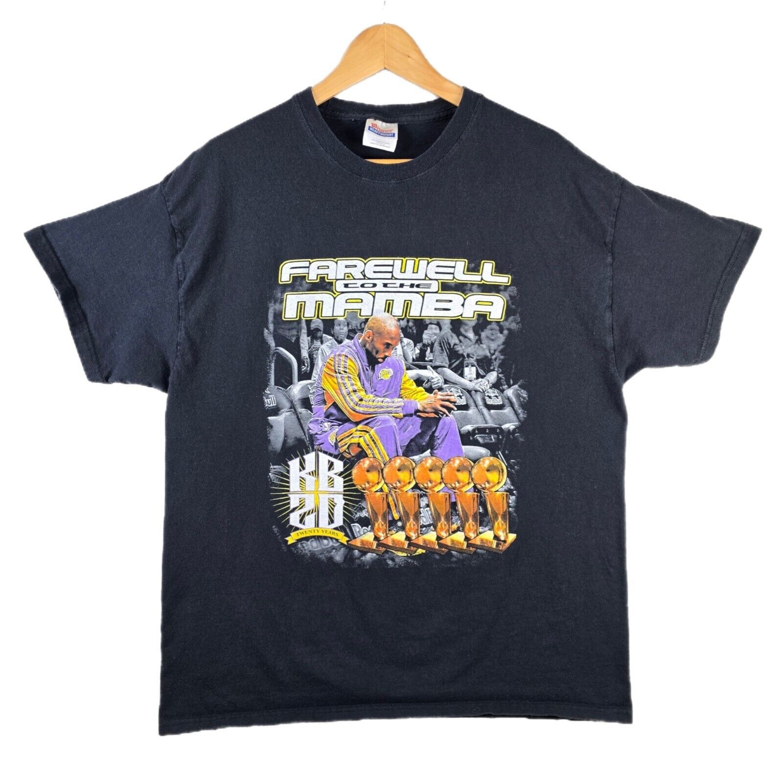 Hanes Lakers Kobe Bryant Last Game Parking Lot Rap Tee Shirt XL Size US XL / EU 56 / 4 - 1 Thumbnail