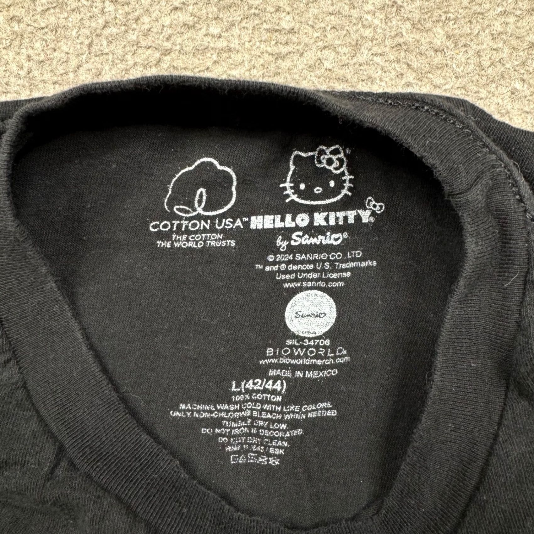 Vintage Hello Kitty Women's Shirt Black L Short Sleeve Anime Racing Car Graphic Tee Size L / US 10 / IT 46 - 7 Thumbnail