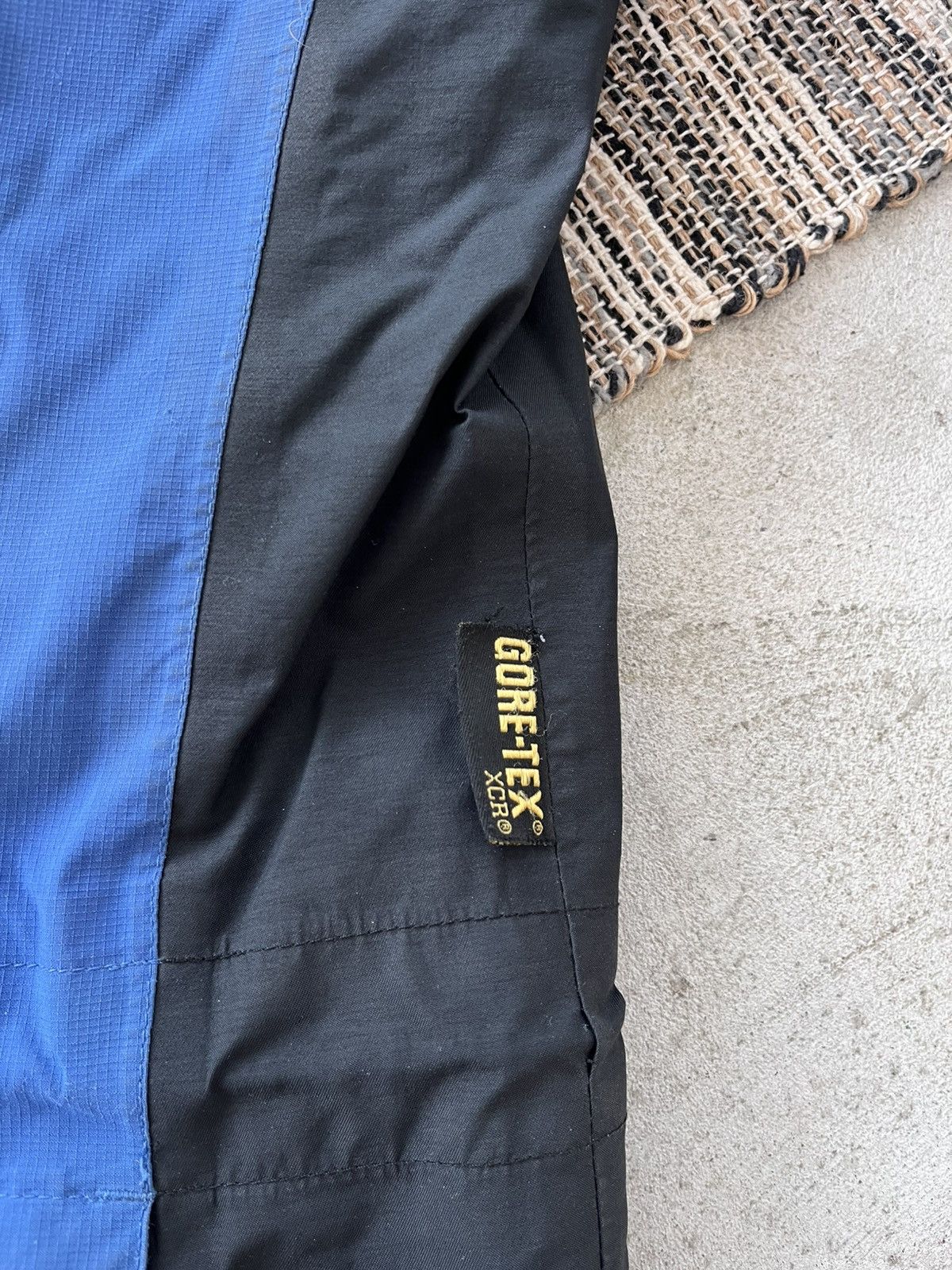 Berghaus Vintage Berghaus GoreTex Navy Black Windbreaker Jacket Y2K Size US L / EU 52-54 / 3 - 14 Thumbnail