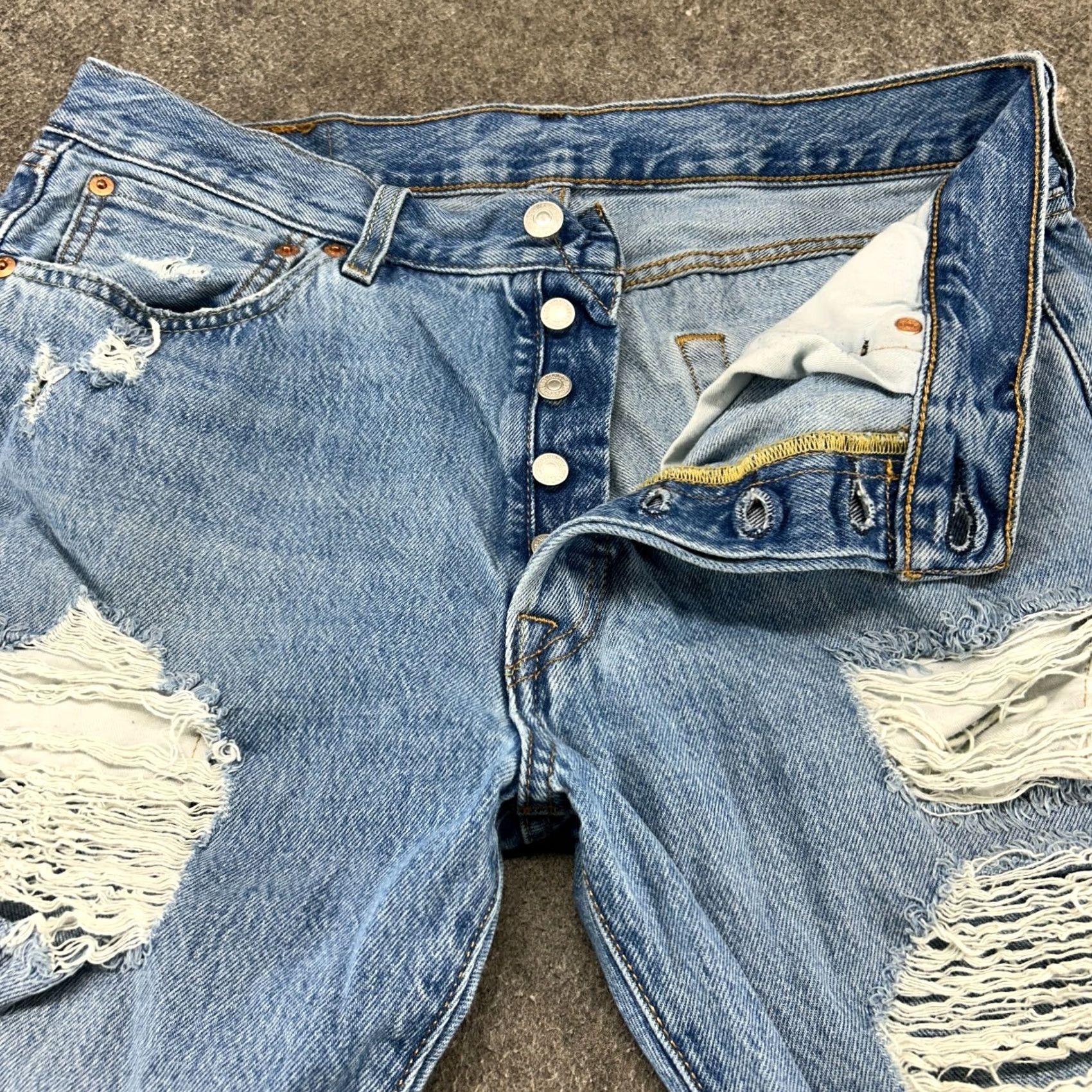 Levi's VINTAGE Levi's 501 Jeans Mens 33x30 Straight Regular Light Wash Distressed Denim Blue Jeans Mens Regular 501 Series Retro Distressed Pockets 5-Pocket Size US 33 - 2 Thumbnail