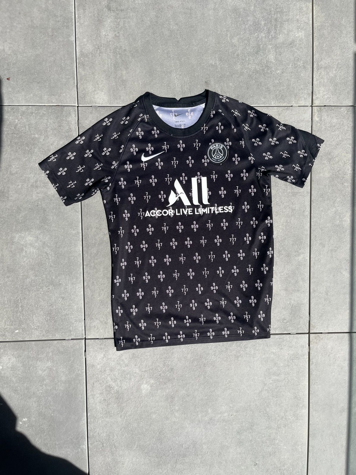 Nike PSG 2021/22 Pre match kit Size US S / EU 44-46 / 1 - 1 Thumbnail