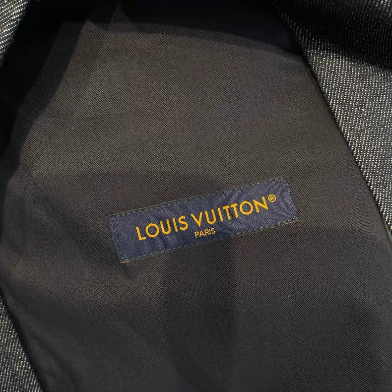 Louis Vuitton Louis Vuitton SS24 monogram logo embroidered denim shirt j Size US S / EU 44-46 / 1 - 6 Thumbnail