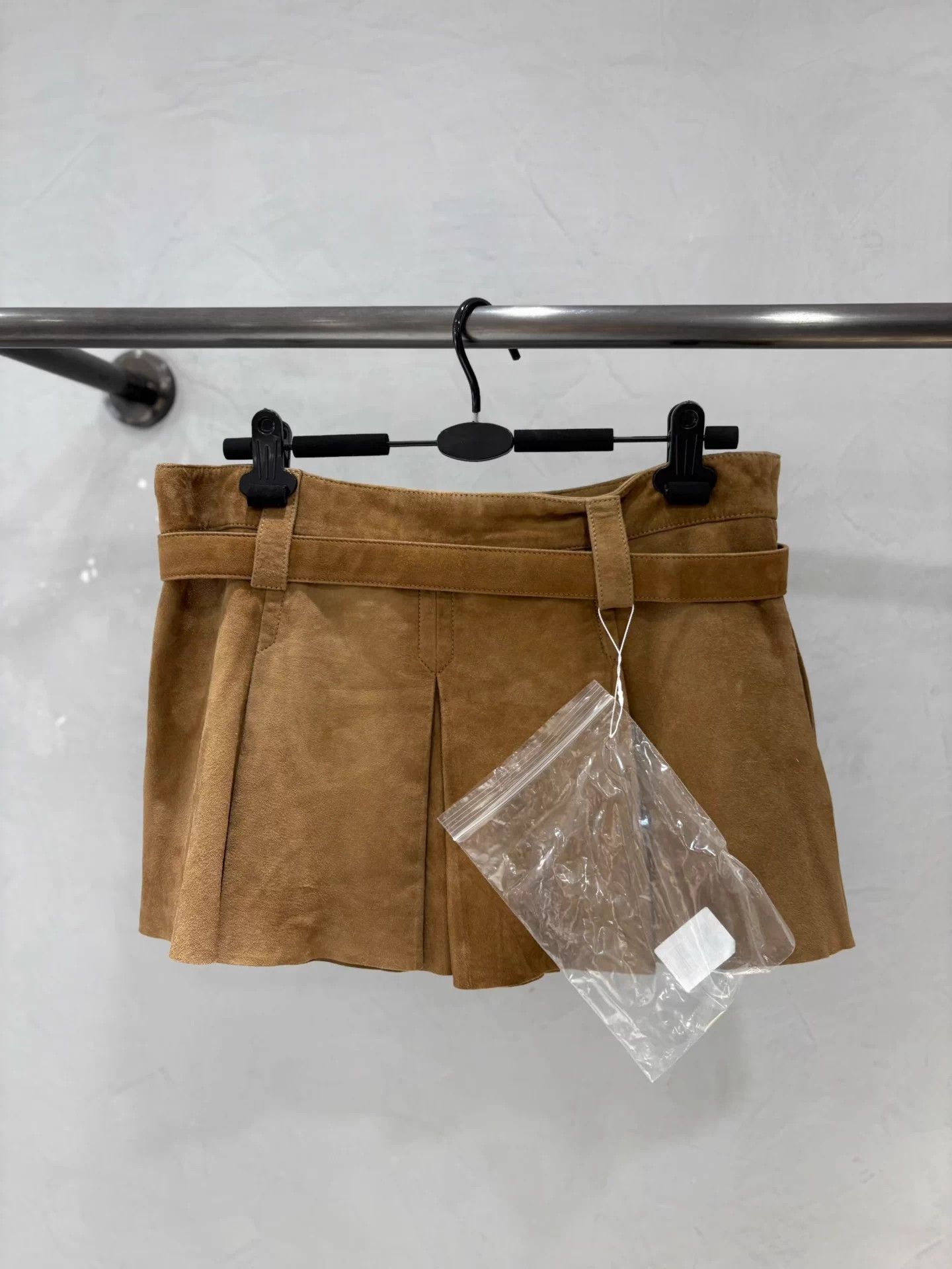 Miu Miu Miu Miu 24 New low-rise soft suede camel skirt 38 Size 26" / US 2 / IT 38 - 2 Thumbnail