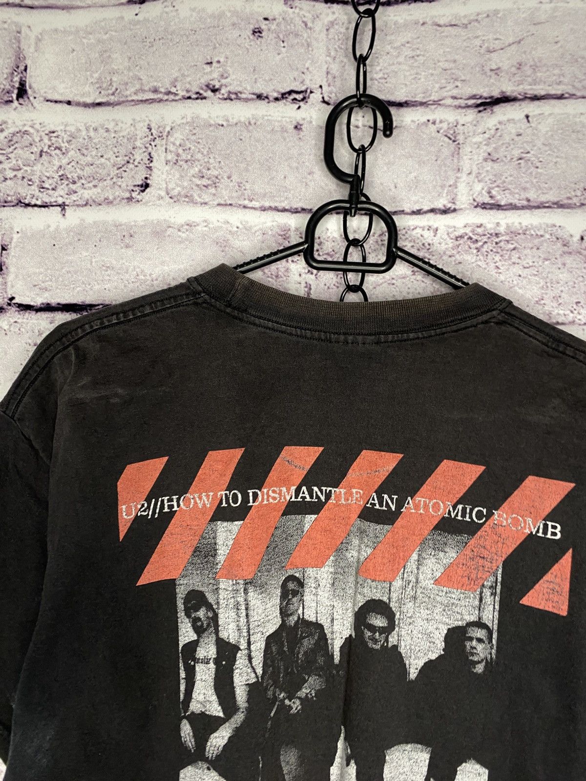 Band Tees Men's Vintage 2004 T-Shirt U2 To Dismantle An Atomic Bomb Size US L / EU 52-54 / 3 - 18 Thumbnail