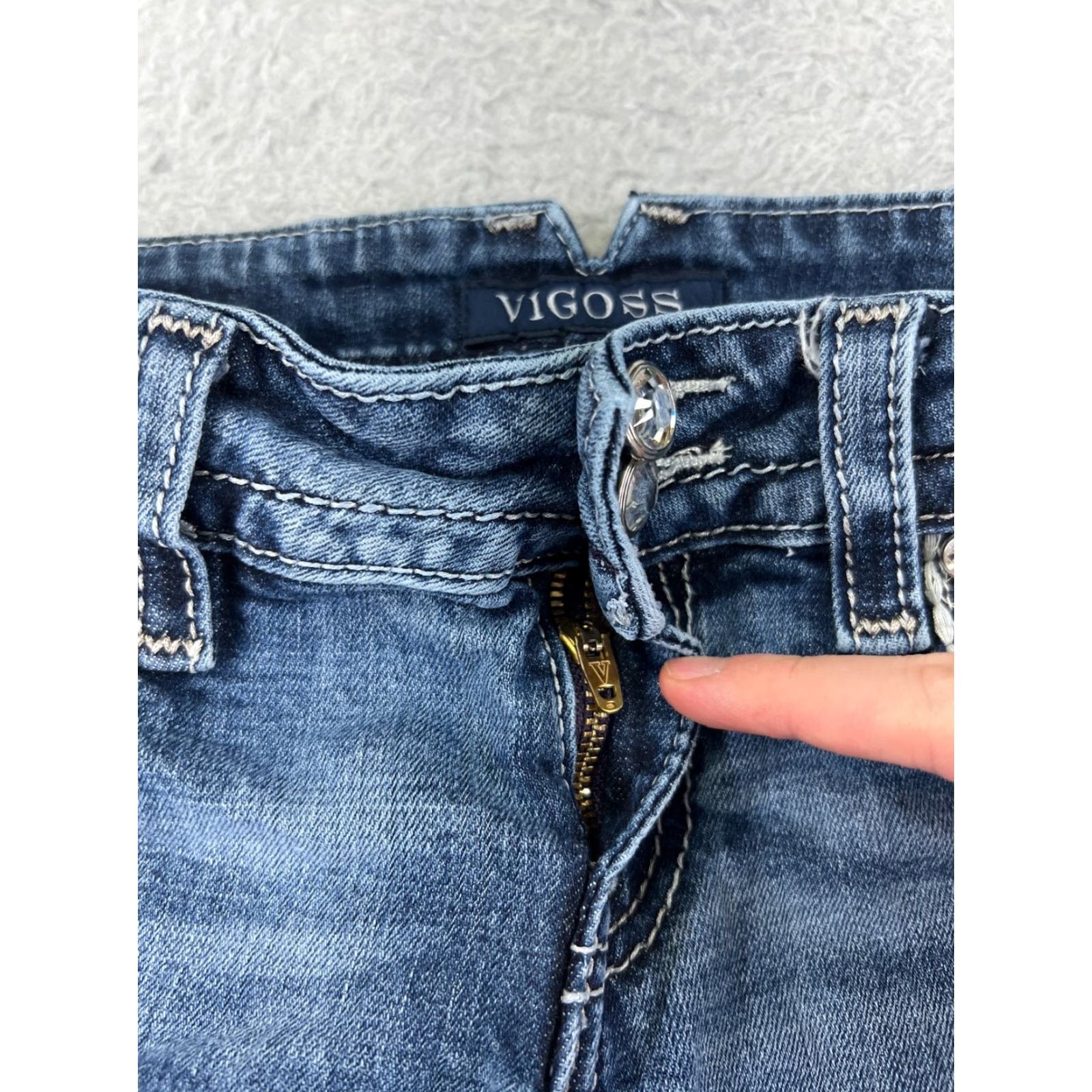 VIGOSS Womens Jeans Capri Denim Blue 7 Capris Embroidered Rhinestone Jeans 5-Pocket Style Modern Rise Regular Adult Womens Bootscut?