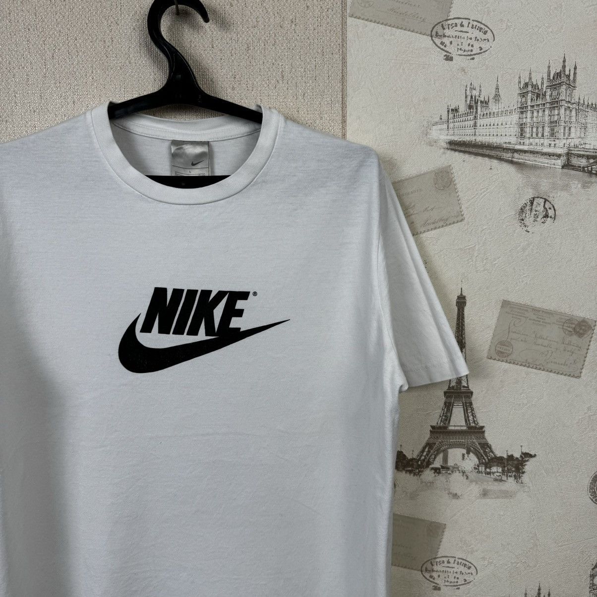 Nike × Vintage Vintage Nike T shirt 00s Centre Logo White Oversized L Size US L / EU 52-54 / 3 - 8 Thumbnail