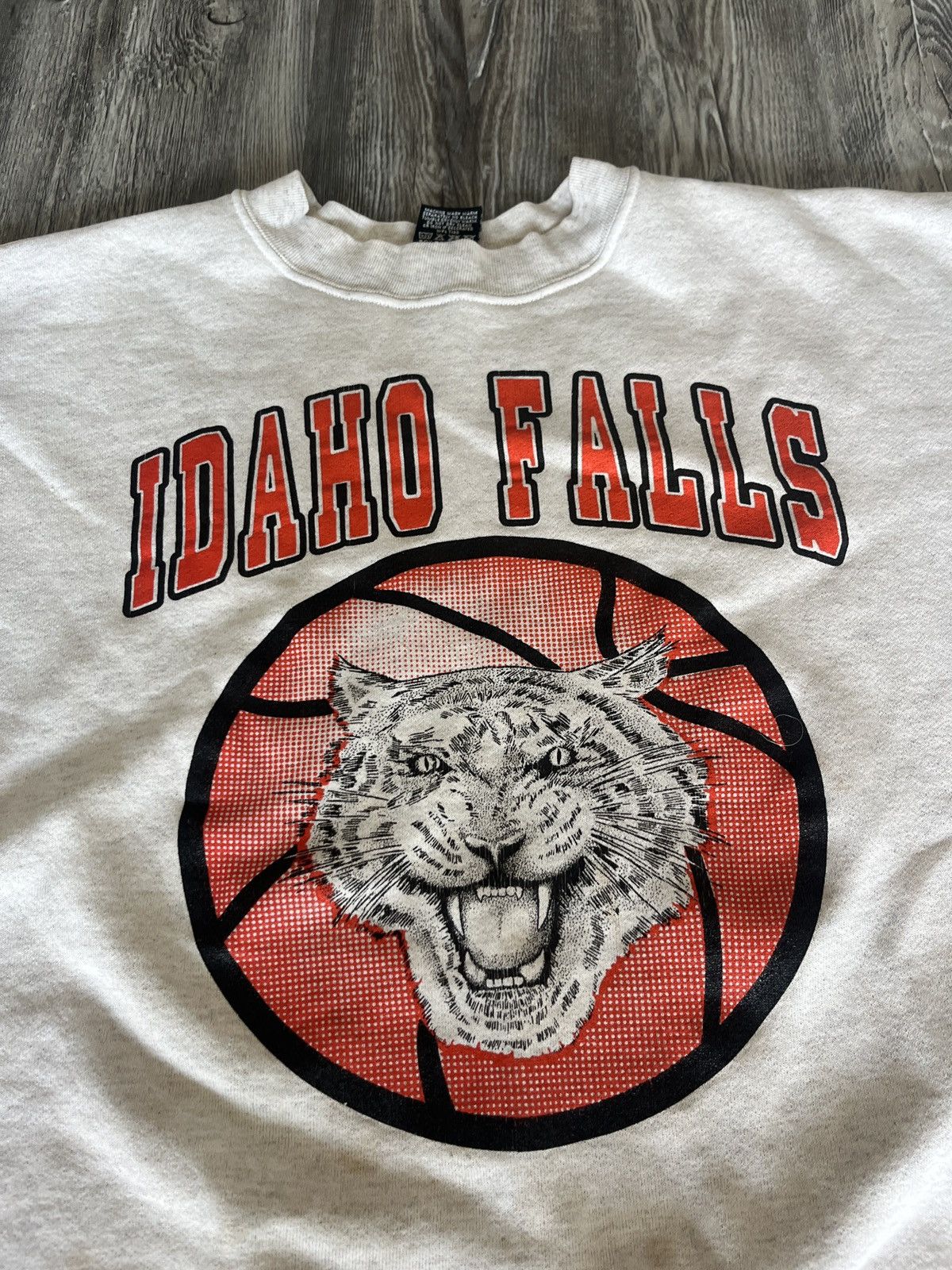 Vintage Vintage 90's Idaho Falls Tiger's Basketball Crew Neck Size US XL / EU 56 / 4 - 4 Thumbnail