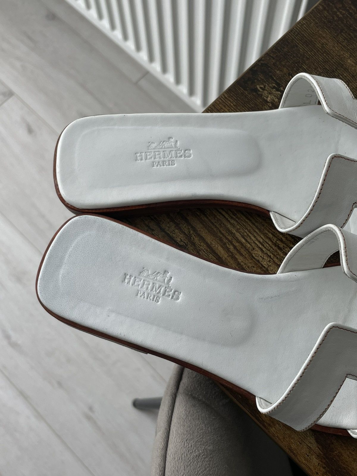 Hermes Hermes Oran White Leather Flat Sandals Size US 7 / IT 37 - 3 Thumbnail