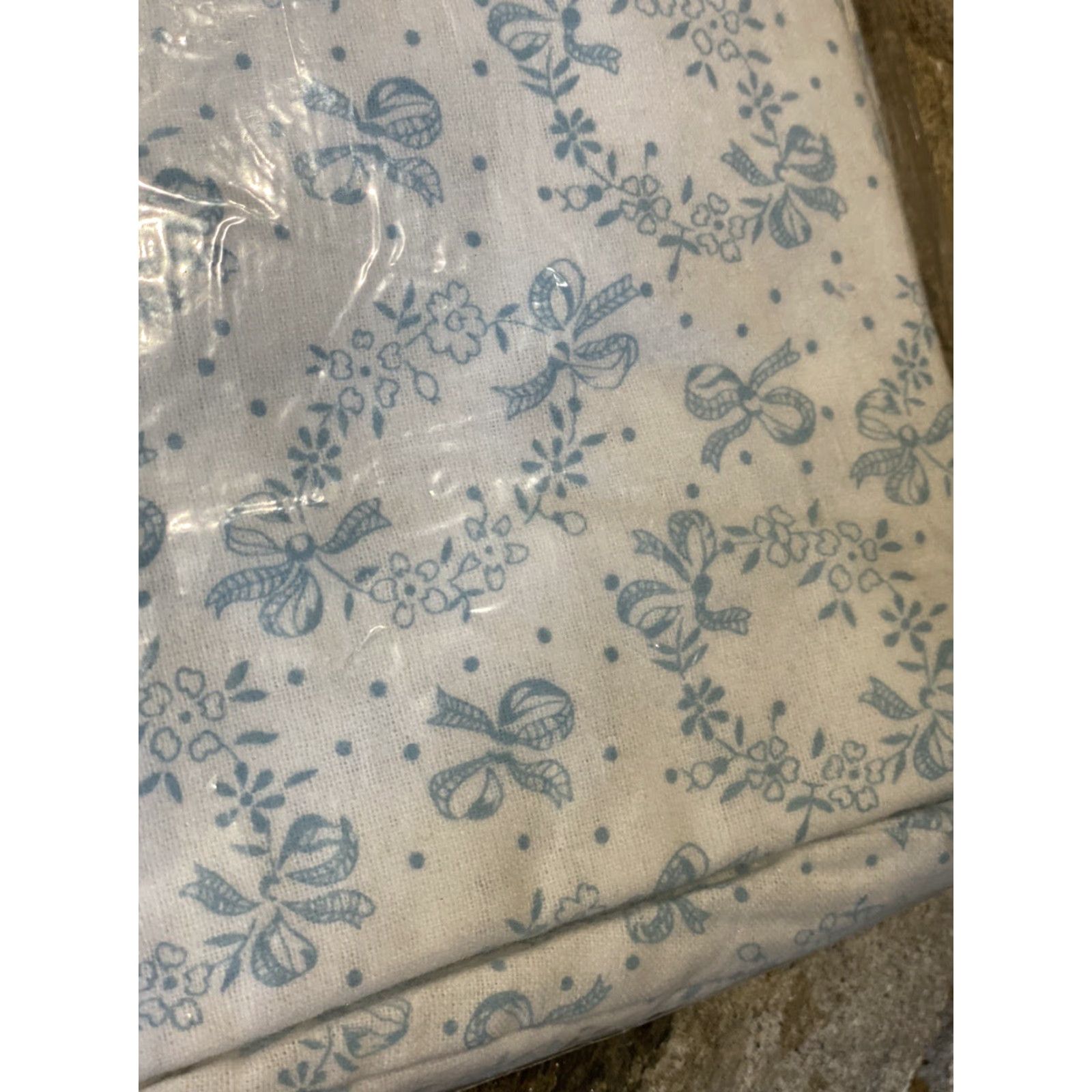 Vintage VINTAGE Erica Hart Cotton Pajamas Set Women's Flannel White Blue 42 Regular Size Floral Long Sleeve Button Collared Sizes: 42 Women Size ONE SIZE - 7 Thumbnail