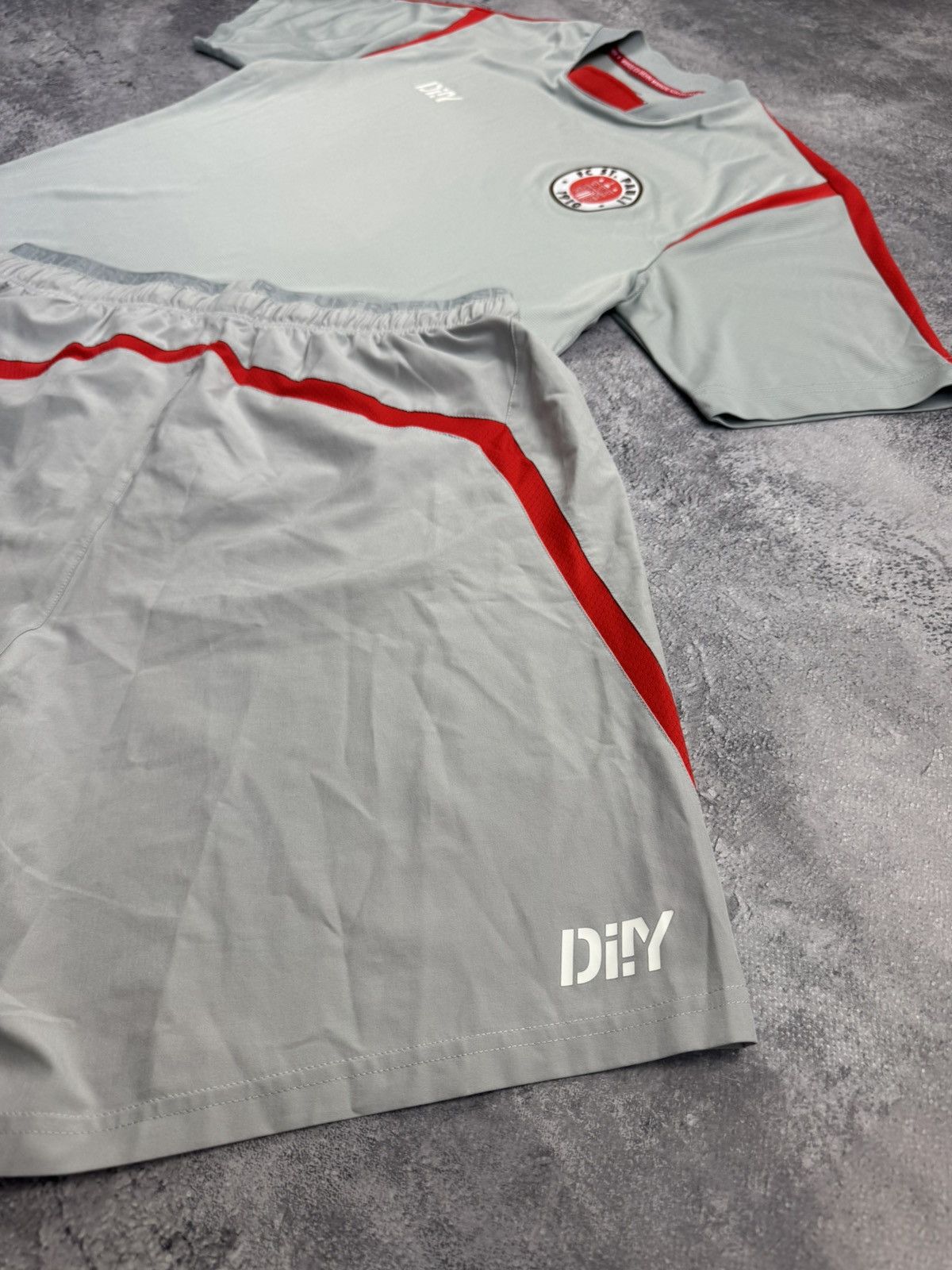 Sports Specialties St. Pauli Hamburg DIIY Training Set Jersey Shorts Size M Size US M / EU 48-50 / 2 - 10 Thumbnail