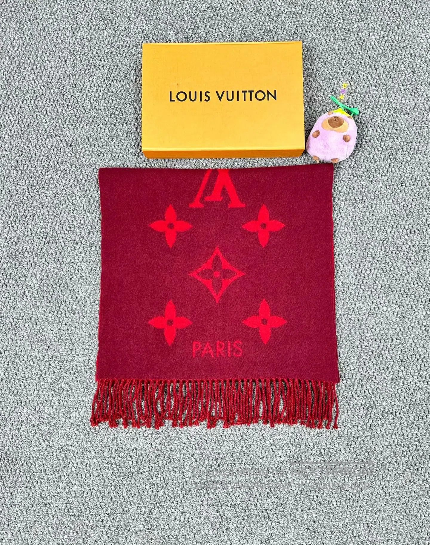 Louis Vuitton Louis Vuitton Red All-over Logo Double-sided Cashmere Scar Size ONE SIZE - 4 Thumbnail