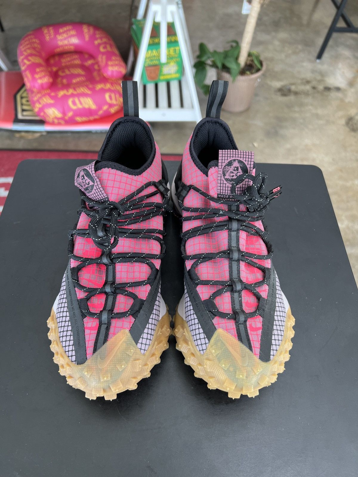 Nike Nike ACG Mountain Fly Low Flash Crimson Sz. 6 (2021) Size US 6 / EU 39 - 2 Thumbnail