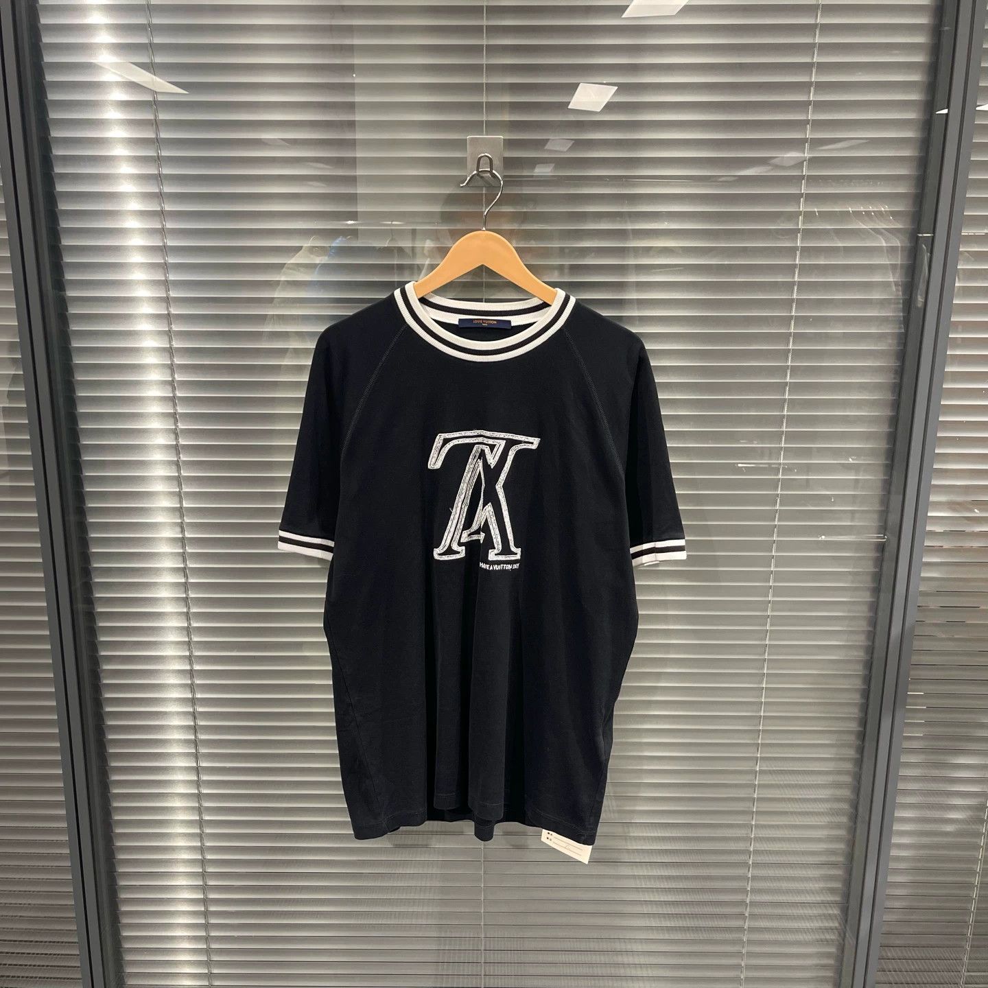 Louis Vuitton Louis Vuitton Inverted Logo Embroidered Short Tee XL Size US XL / EU 56 / 4 - 1 Thumbnail