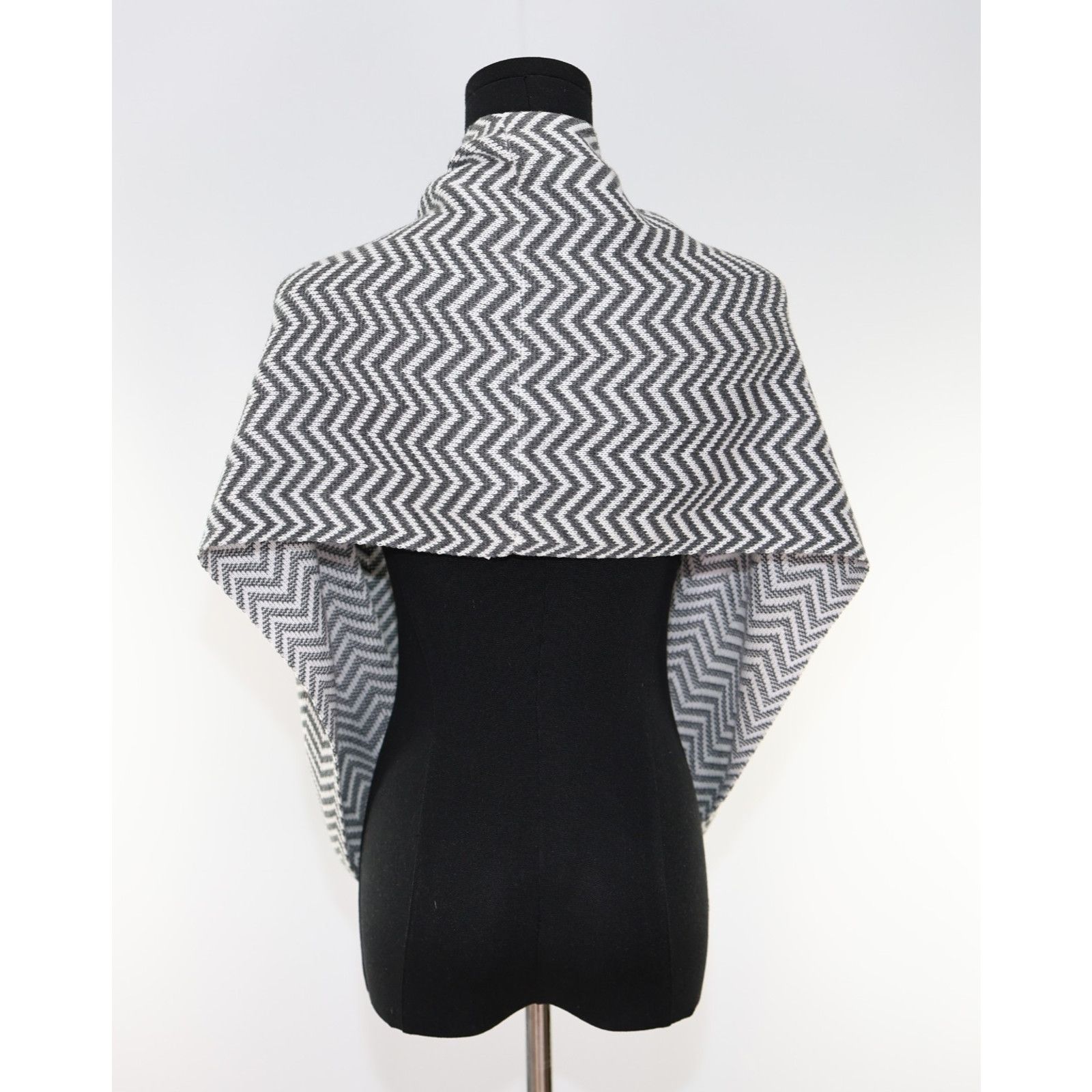 Eileen Fisher NWoT EILEEN FISHER Gray White Chevron Knit Infinity Scarf Size ONE SIZE - 2 Thumbnail