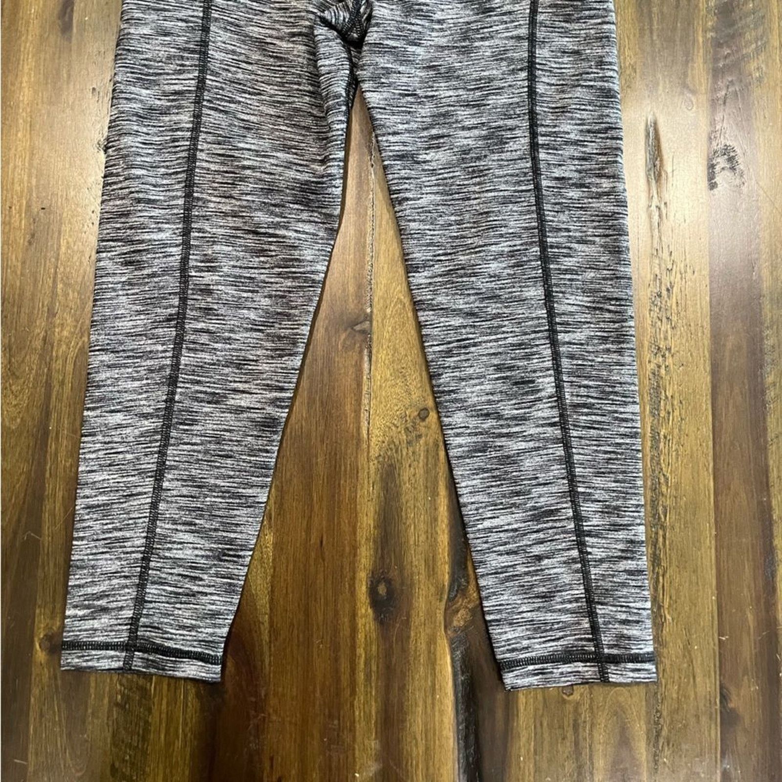 Victoria's Secret NWOT Victoria's Secret Athletic Capri Length Leggings - SM Size 26" / US 2 / IT 38 - 2 Thumbnail
