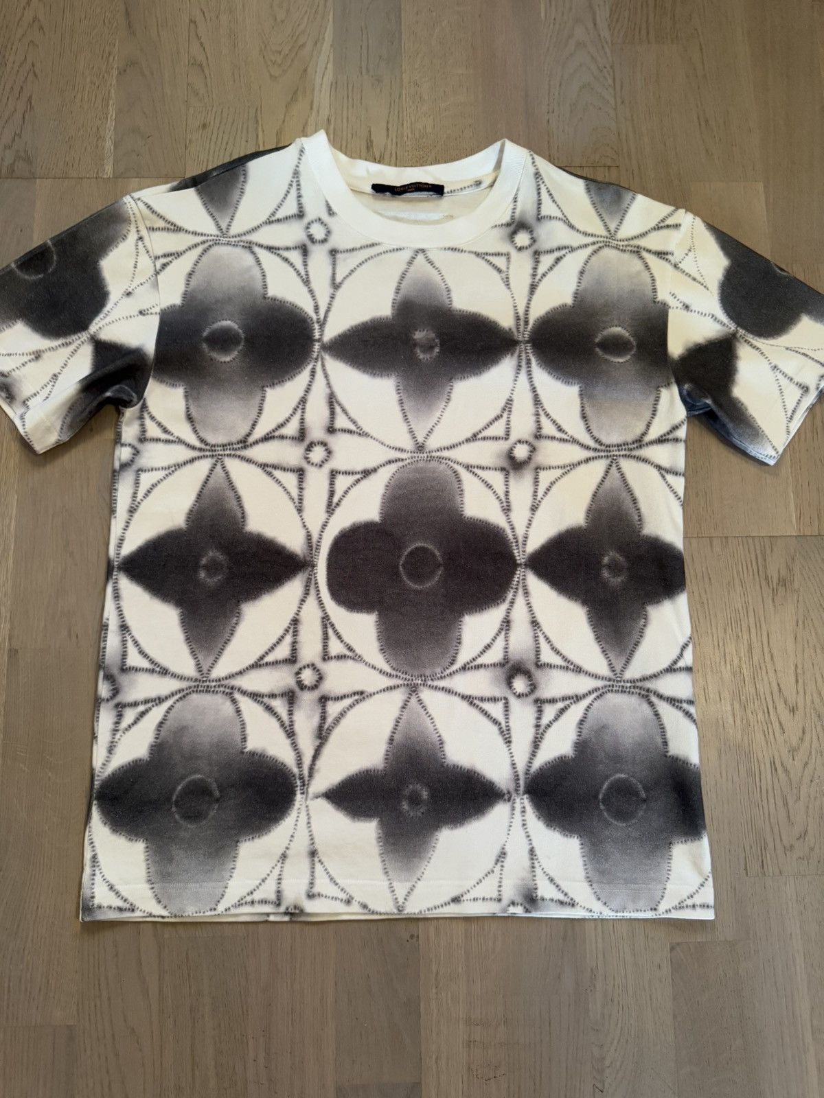 Louis Vuitton LOUIS VUITTON tshirt , real measurements by tape in photos Size US M / EU 48-50 / 2 - 3 Thumbnail