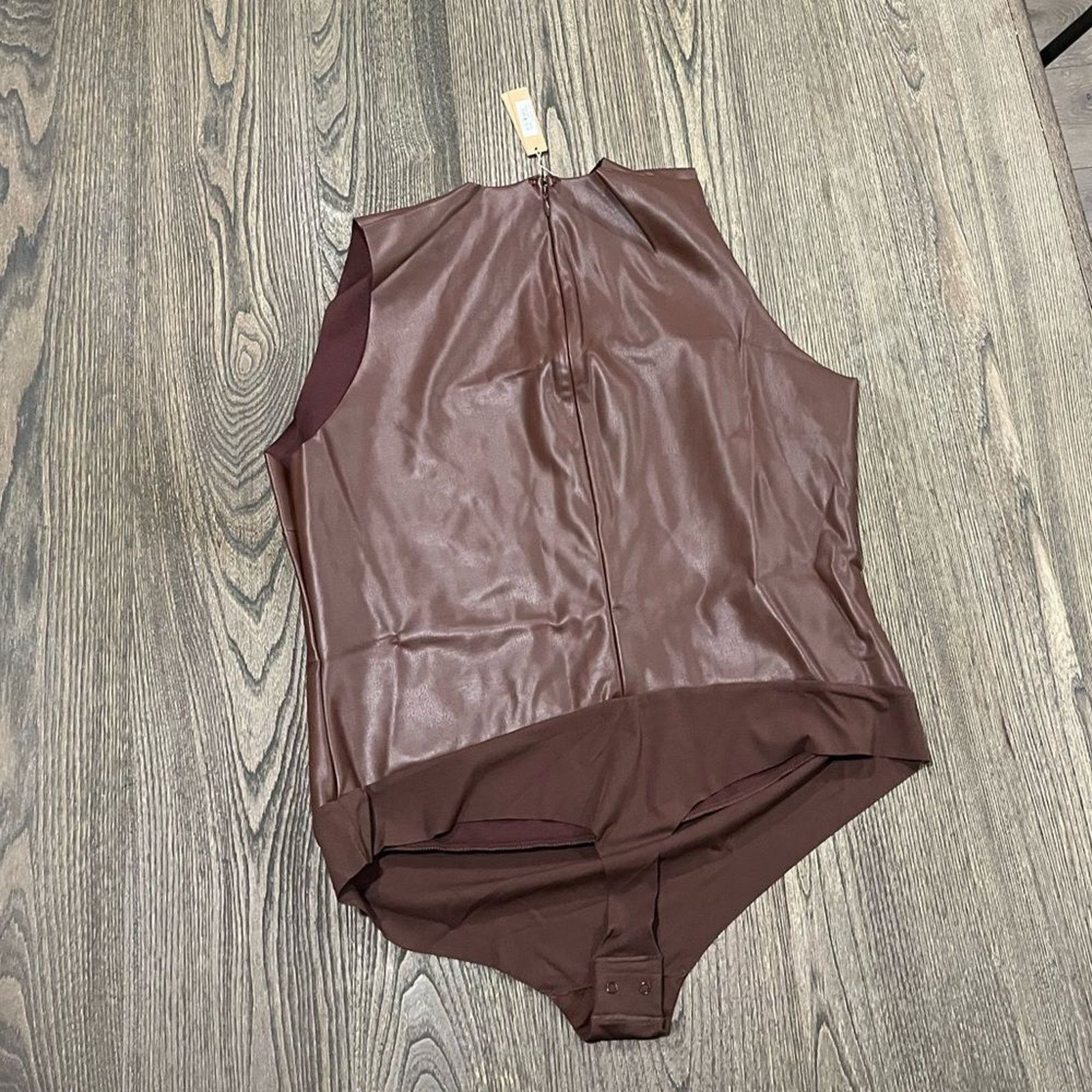 SKIMS NWT Skims Faux Leather Crew Neck Bodysuit Cocoa Size 3X Size 3XL / US 20-22 - 4 Thumbnail