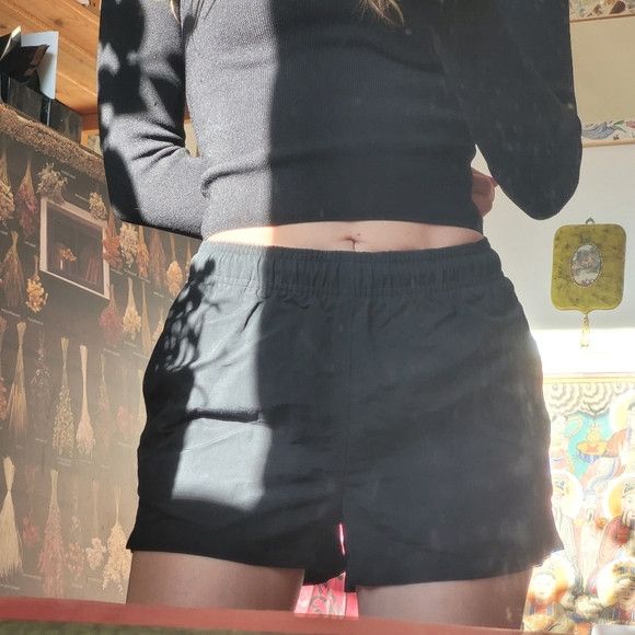 Lululemon Lululemon Athletica Tracker Black Shorts - Size 4 Size 27" / US 4 / IT 40 - 5 Thumbnail