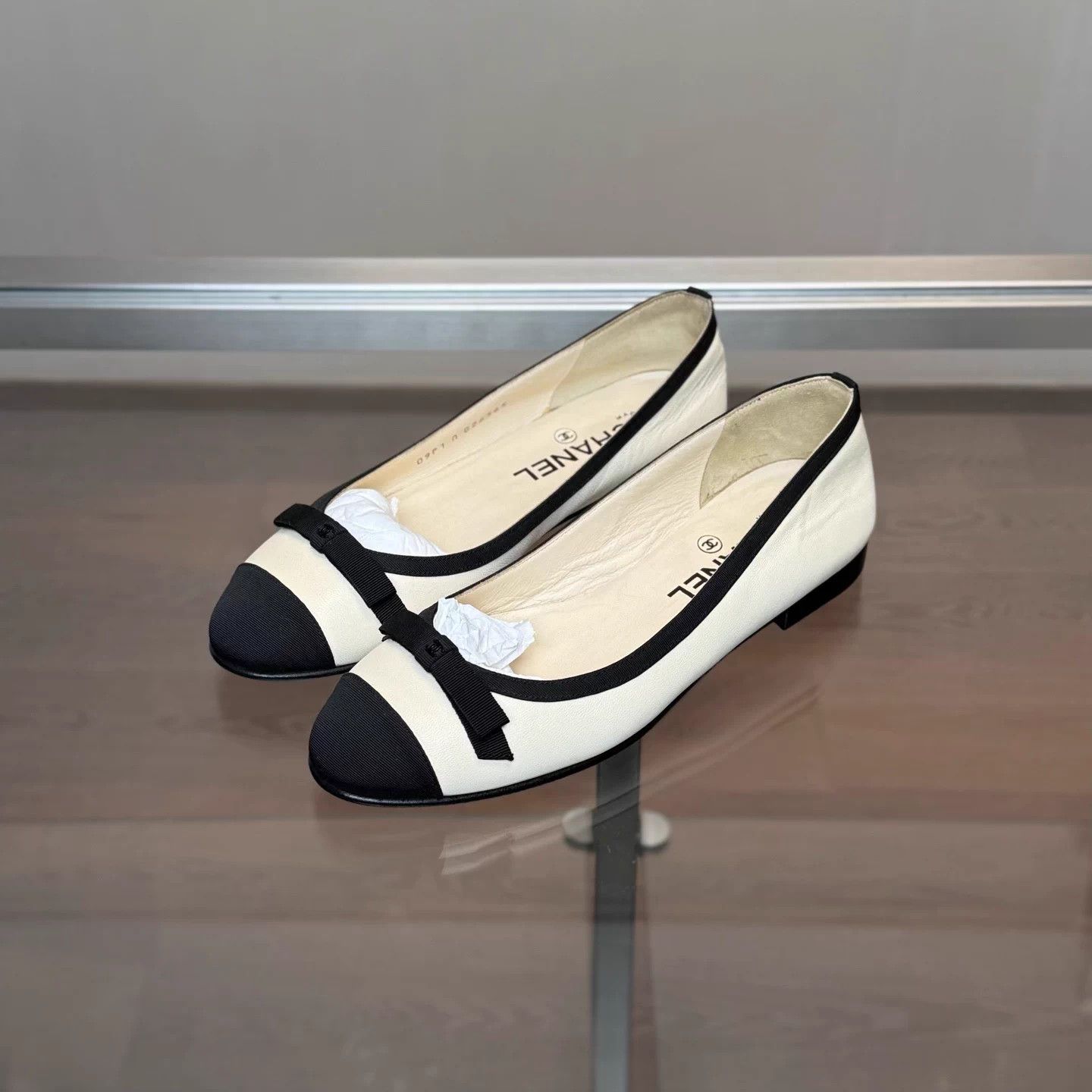 Chanel Chanel Black & White Bow Flat Shoes 36 New Unworn Size US 5.5 / IT 35.5 - 1 Thumbnail