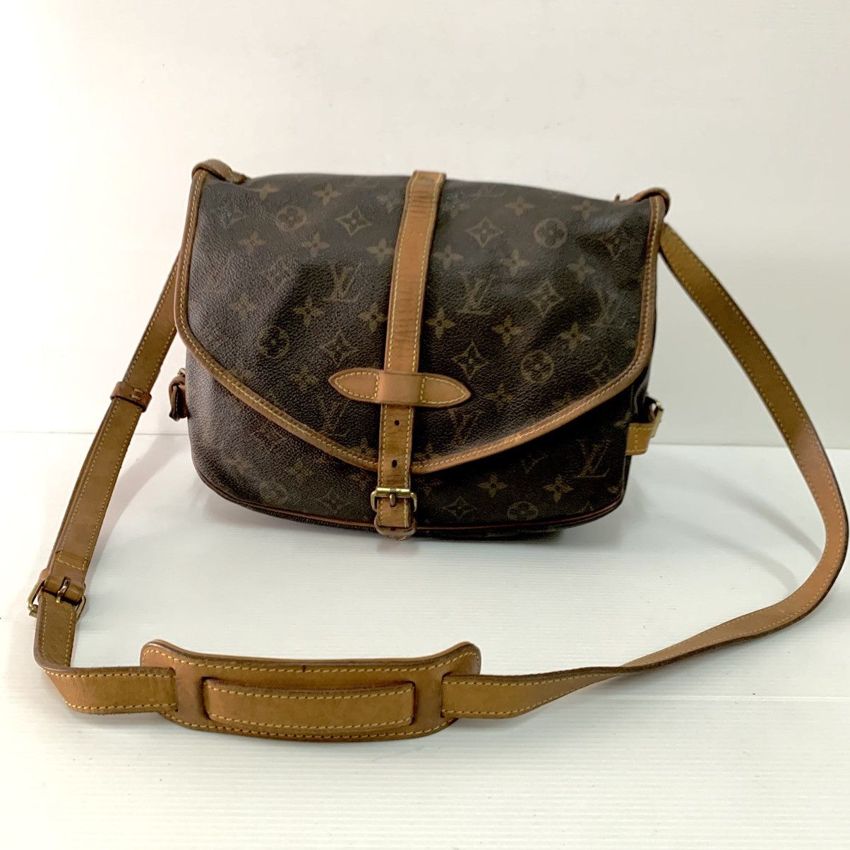 Louis Vuitton Louis Vuitton Monogram Saumur 30 Slingbag Size ONE SIZE - 1 Thumbnail