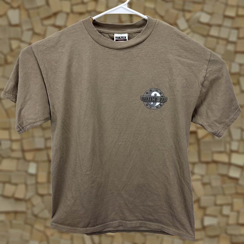 Tultex VINTAGE Bruce Lee T-Shirt Tultex Dragon Fade Ying Yang 90s Martial Arts Brown Cotton Short Sleeve Crew Neck L Mens Large Graphic Print 1990s Size US L / EU 52-54 / 3 - 1 Thumbnail
