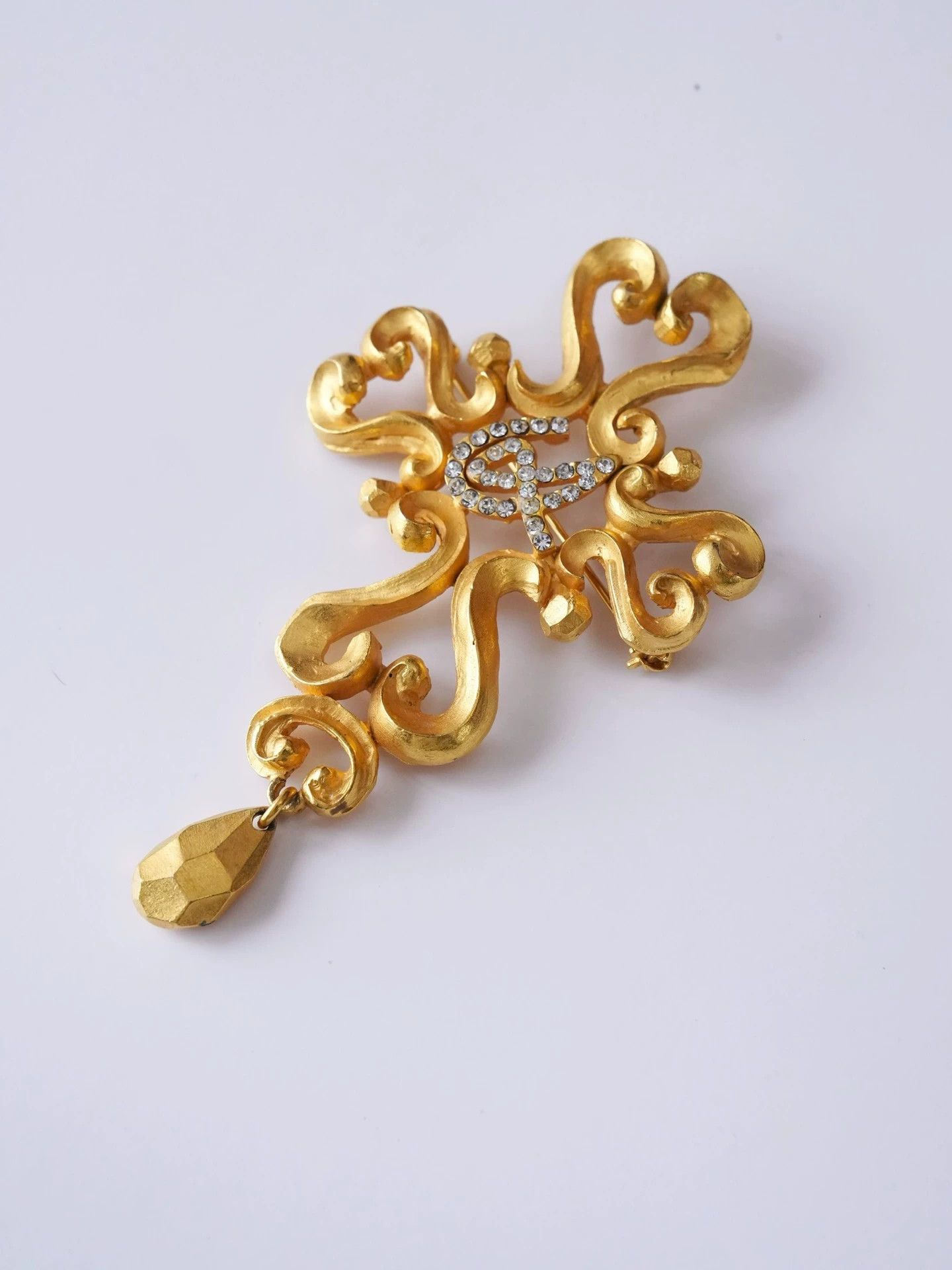 Christian Lacroix Christian Lacroix Heart Cross Matte Gold Pendant Brooch Size ONE SIZE - 4 Thumbnail