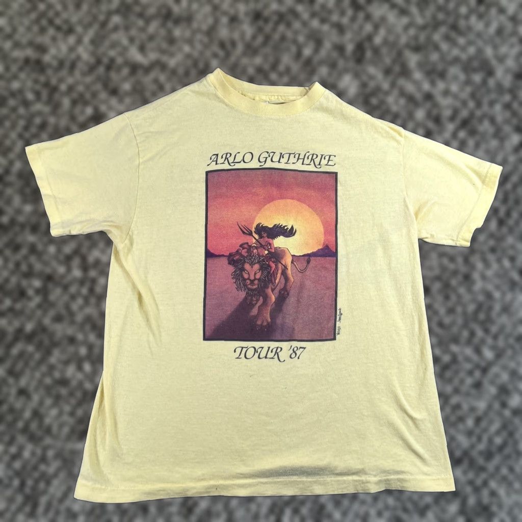 Hanes VINTAGE ARLO GUTHRIE Tour 87 ALICE'S RESTAURANT MASSACREE Shirt Unisex L Yellow 1980s Graphic Tee Mens Women? Size US L / EU 52-54 / 3 - 1 Thumbnail