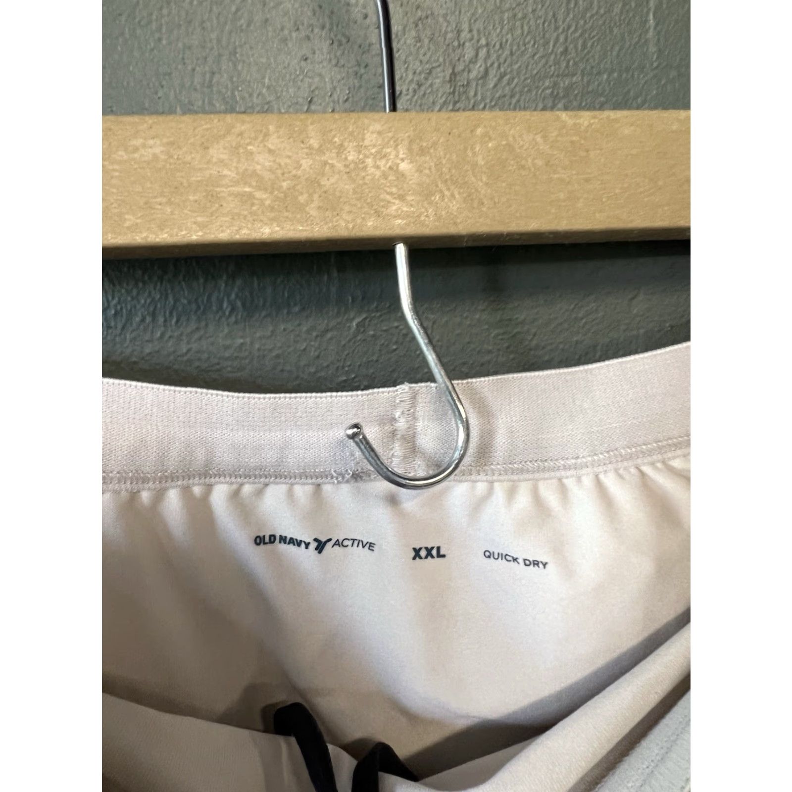 Old Navy Old Navy Women's Gray Camo Pull On Athletic Shorts 2XL Size Gray Activewear Polyester Drawstring Shorts Mens? Wait not. Size 40" / US 18 - 3 Thumbnail