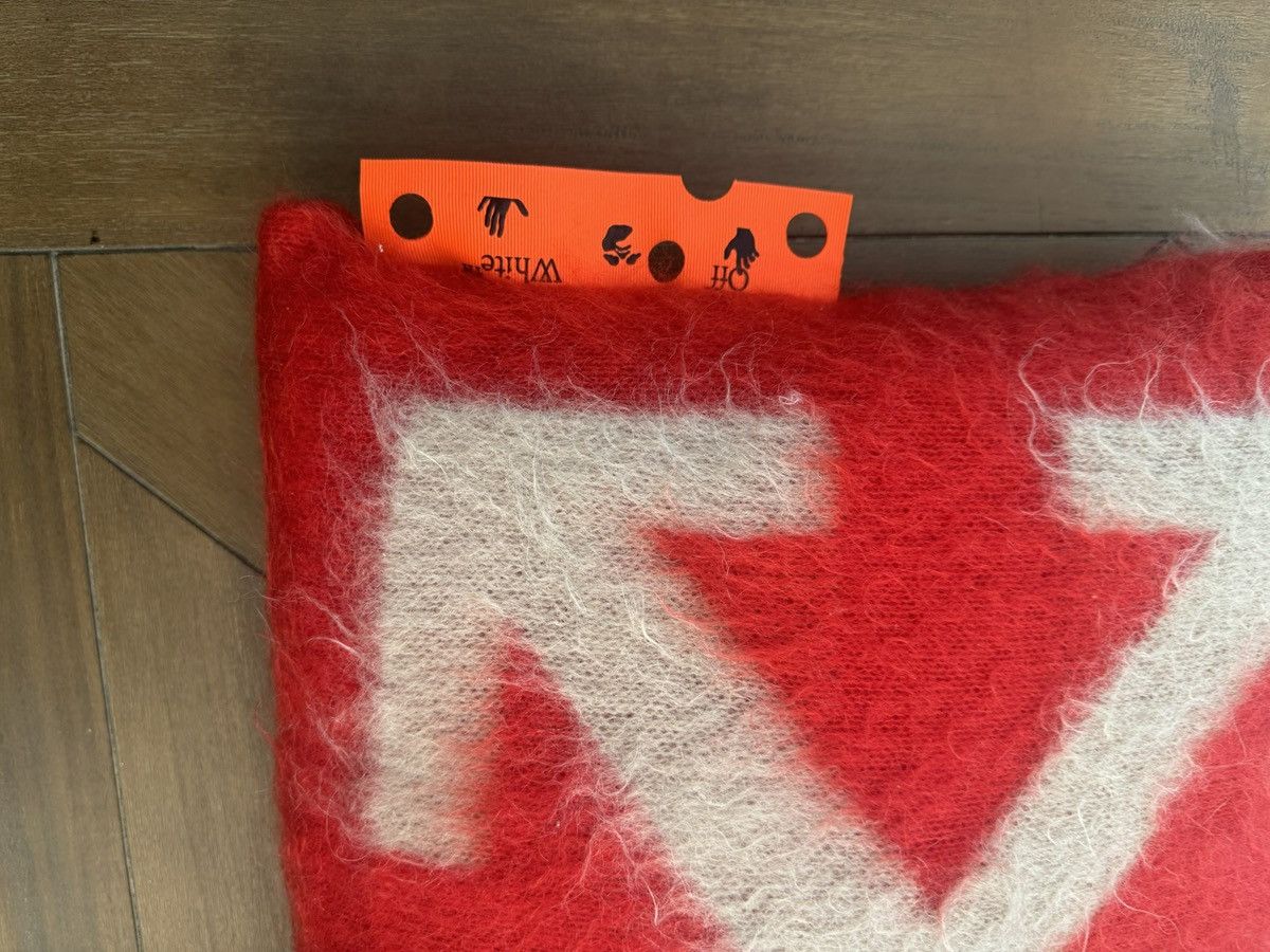 Off-White Off White CNY pillow Size ONE SIZE - 2 Thumbnail