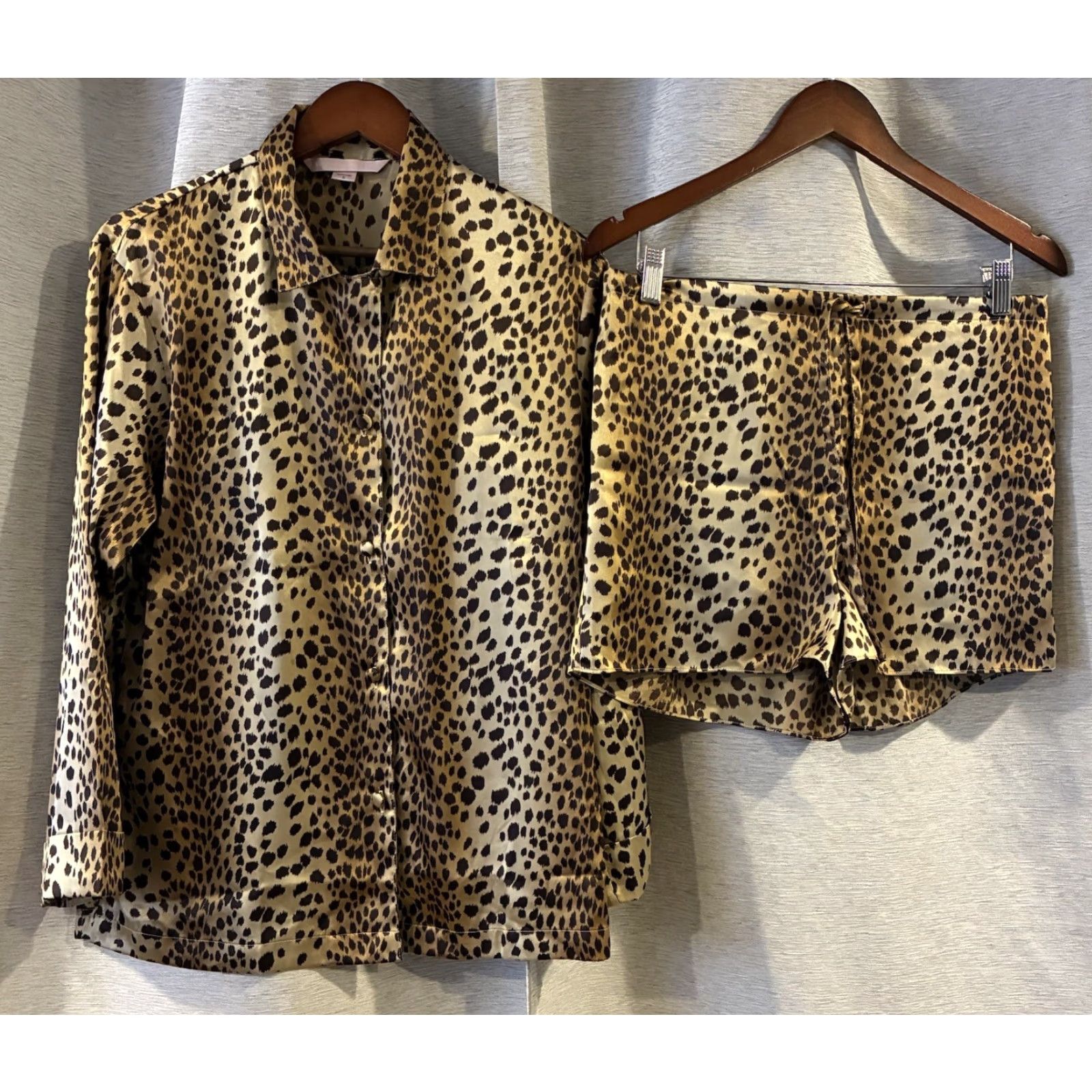 Victoria's Secret Victoria's Secret Pajamas Leopard Cheetah Top Shorts Set Women’s S Multicolor Animal Print Pajama Set PJs Size S / US 4 / IT 40 - 2 Thumbnail
