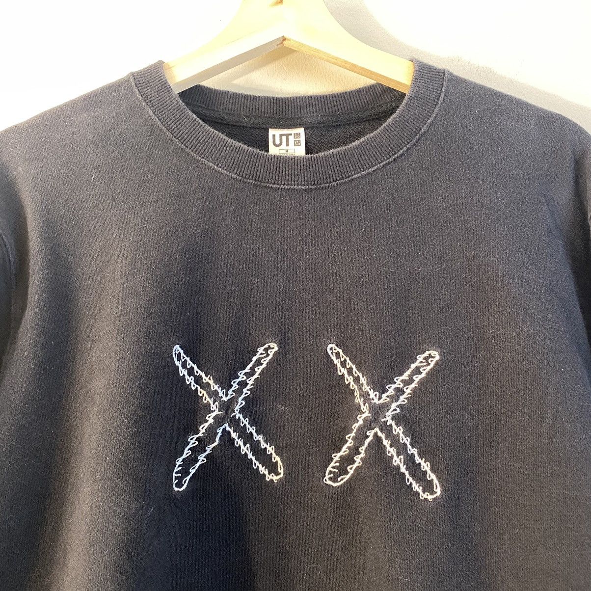 Kaws × Uniqlo Uniqlo X Kaws Sweatshirt Crewneck Size US M / EU 48-50 / 2 - 4 Thumbnail