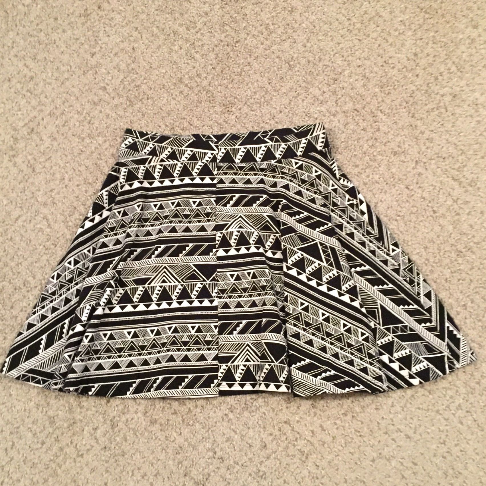 Victoria's Secret Victoria's Secret Skirt Short Black Geometric Pull On Unlined Flare S Women Size 28" / US 6 / IT 42 - 7 Thumbnail