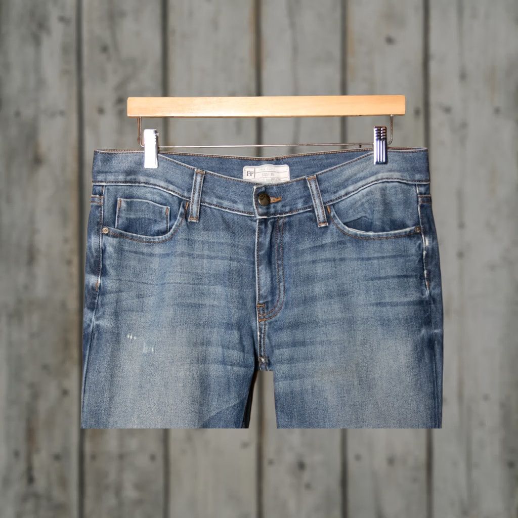 Free People FREE PEOPLE Jeans Distressed Denim Straight Leg Sz. 30 Women Inseam 33" Blue 100% Cotton Regular Rise Mid 8.5-10.5 in Straight Vintage? No. Size 30" / US 8 / IT 44 - 1 Thumbnail
