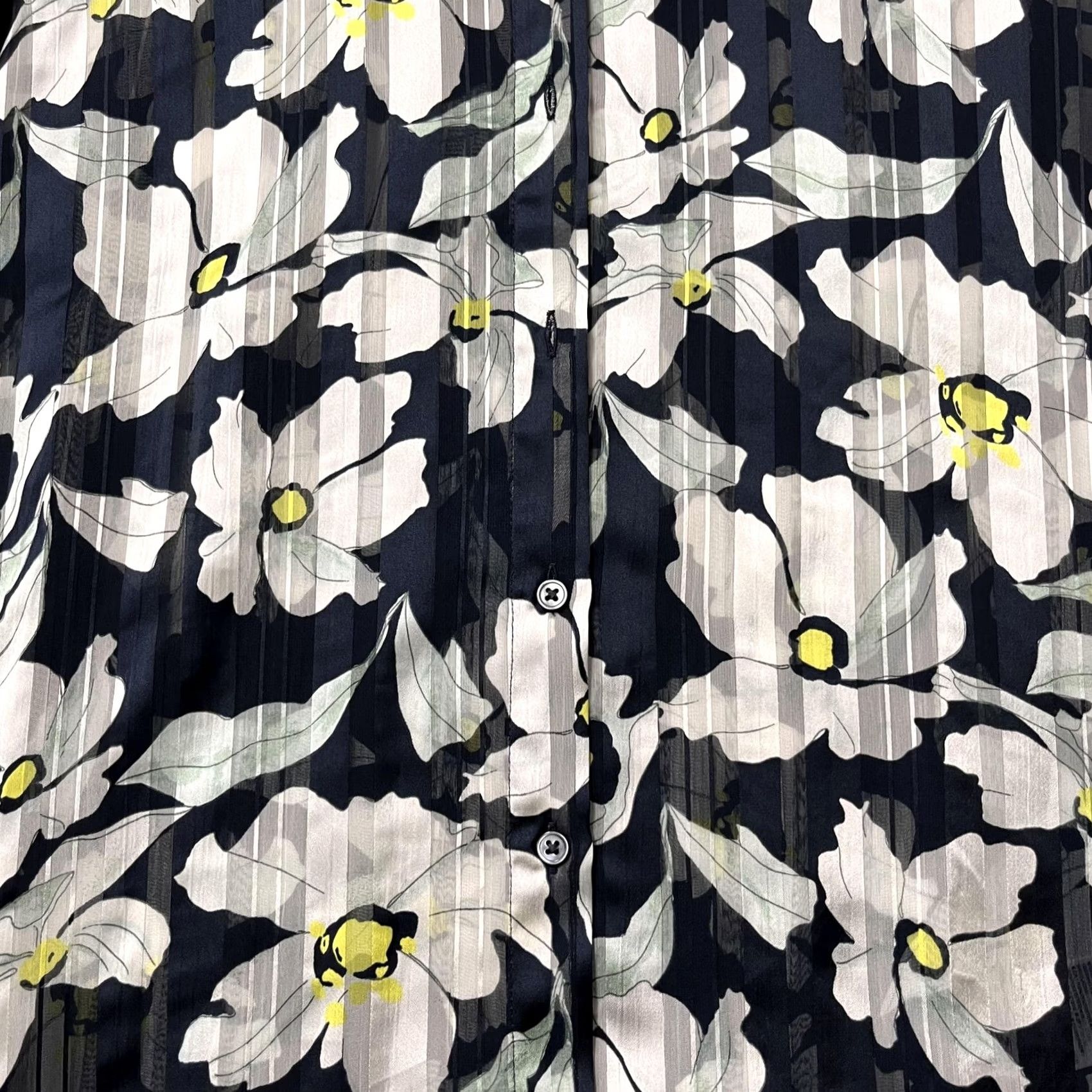 Banana Republic VINTAGE Banana Republic Shirt Womens XS Blue Floral Button Up Long Sleeve Top Size XS / US 0-2 / IT 36-38 - 2 Thumbnail