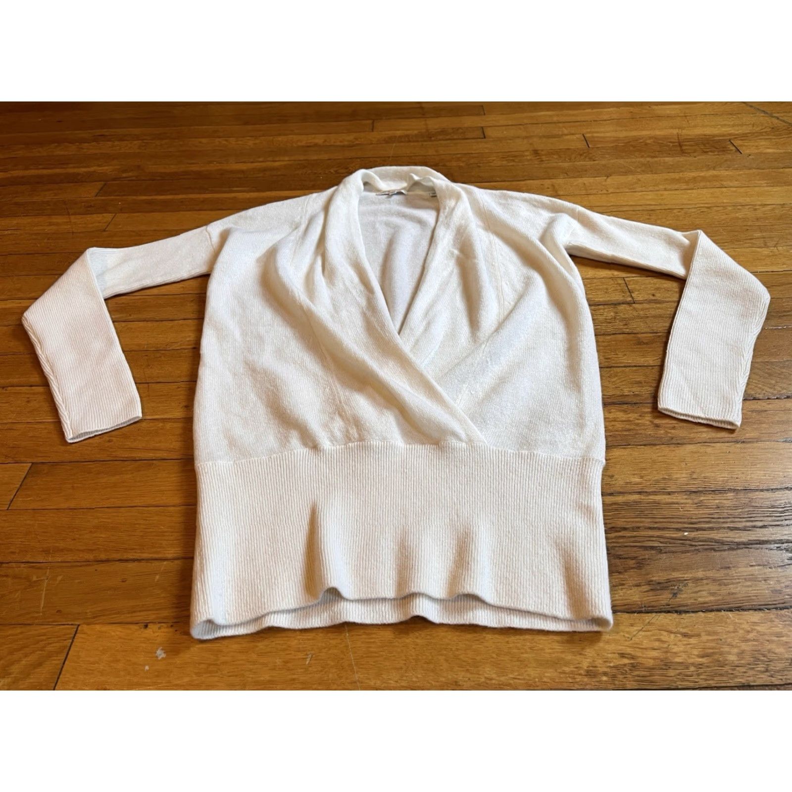 Vince Vince Sweater Women’s Medium White 100% Cashmere Deep V-Neck Pullover Knit Long Sleeve Regular Fit Classic Designer Size M / US 6-8 / IT 42-44 - 2 Thumbnail