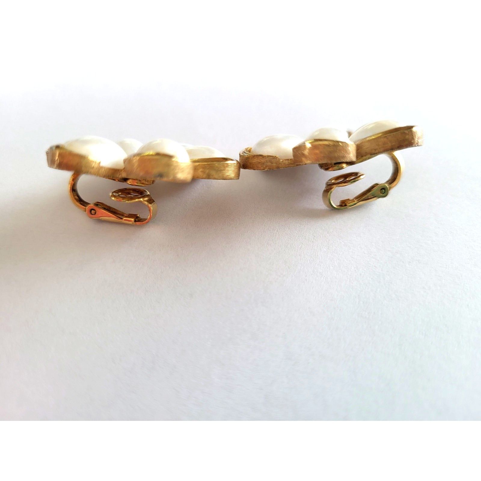 Other Vintage Crown Trifari 60s Milk Glass Flower Earrings Clip On Size ONE SIZE - 3 Thumbnail