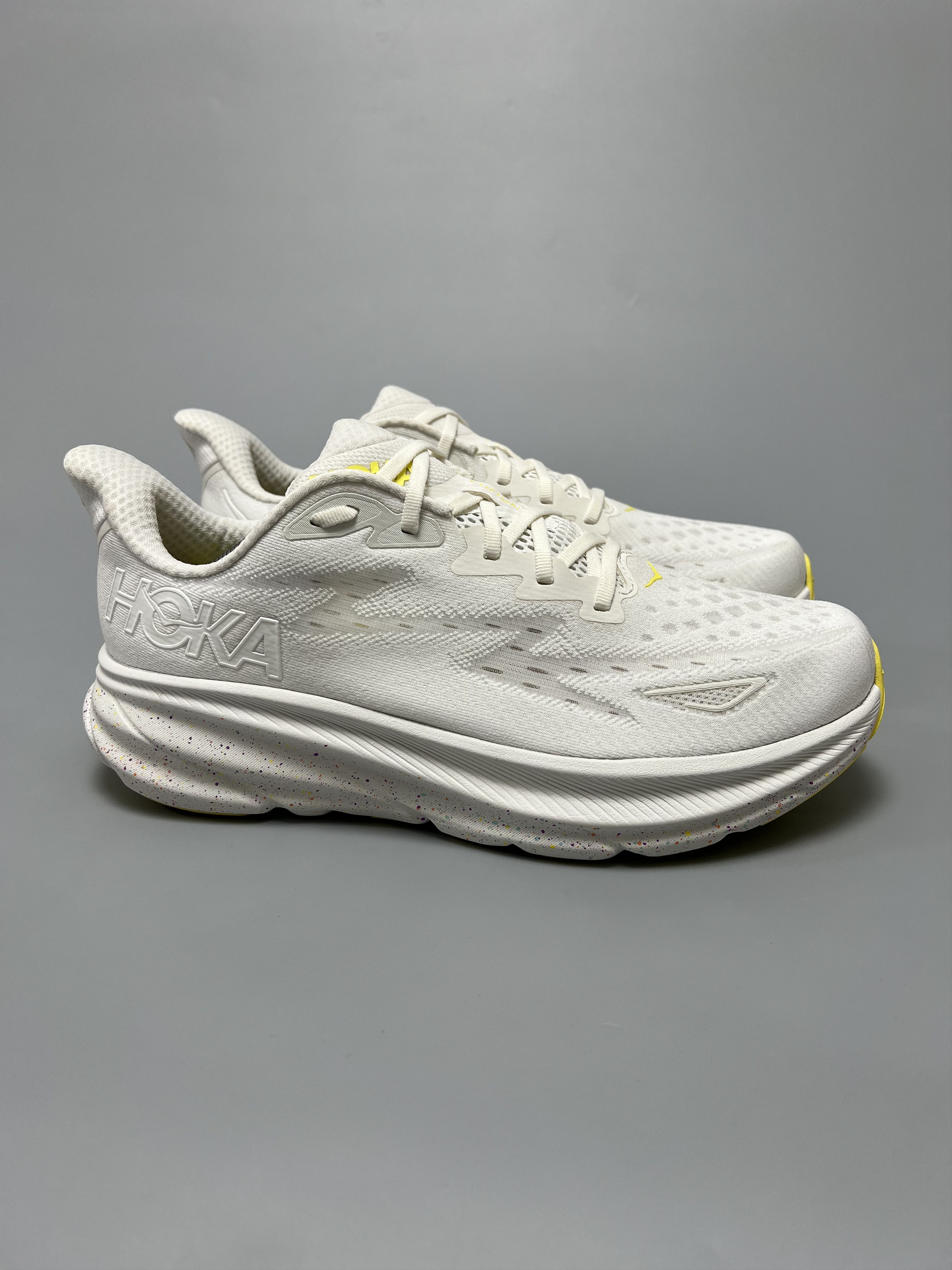 Hoka 10.5EE Hoka One One Clifton 9 Wide Running Shoes Walking Gym Size US 10.5 / EU 43-44 - 1 Thumbnail