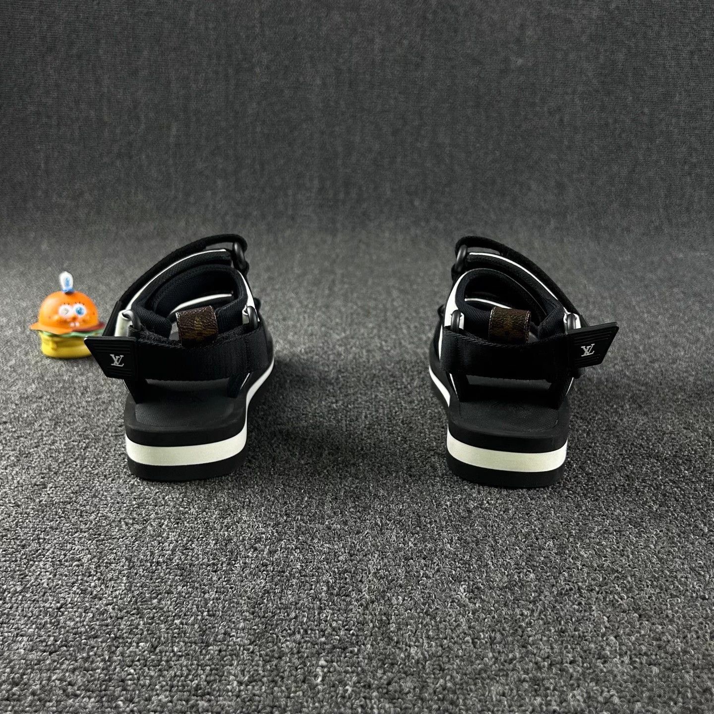 Louis Vuitton Louis Vuitton Velcro black 35 sandals Size US 4 / IT 34 - 5 Thumbnail