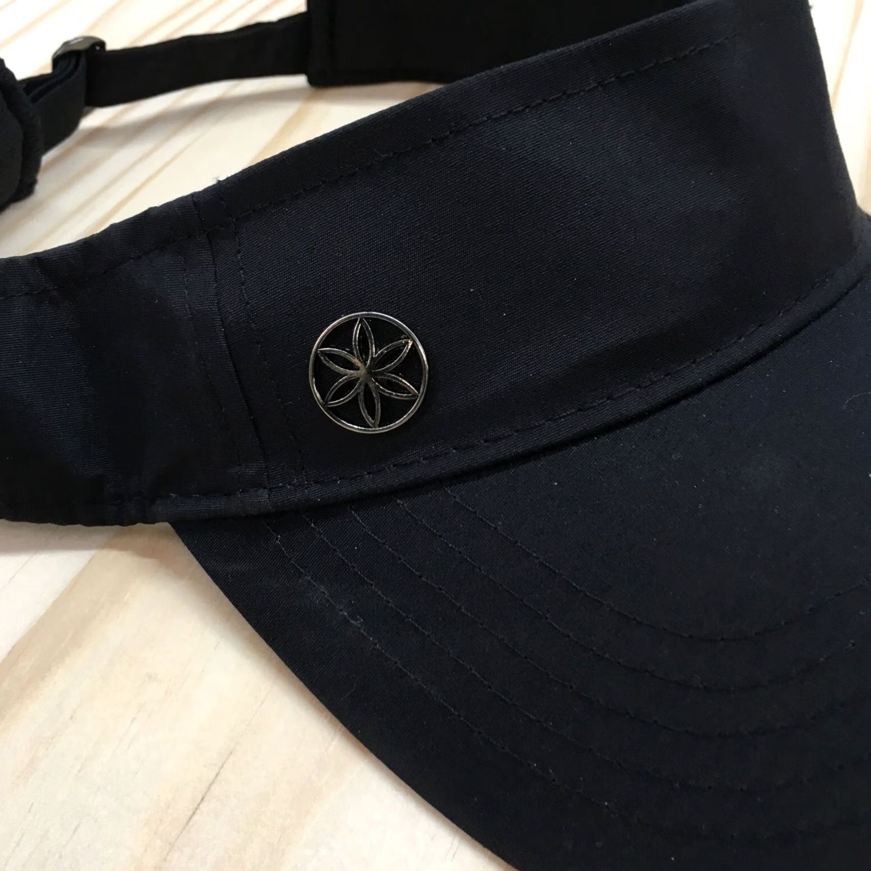 Vintage Gaiam Visor Hat Womens Black One Size Adjustable Curved Brim Embroidered Logo Size ONE SIZE - 5 Thumbnail