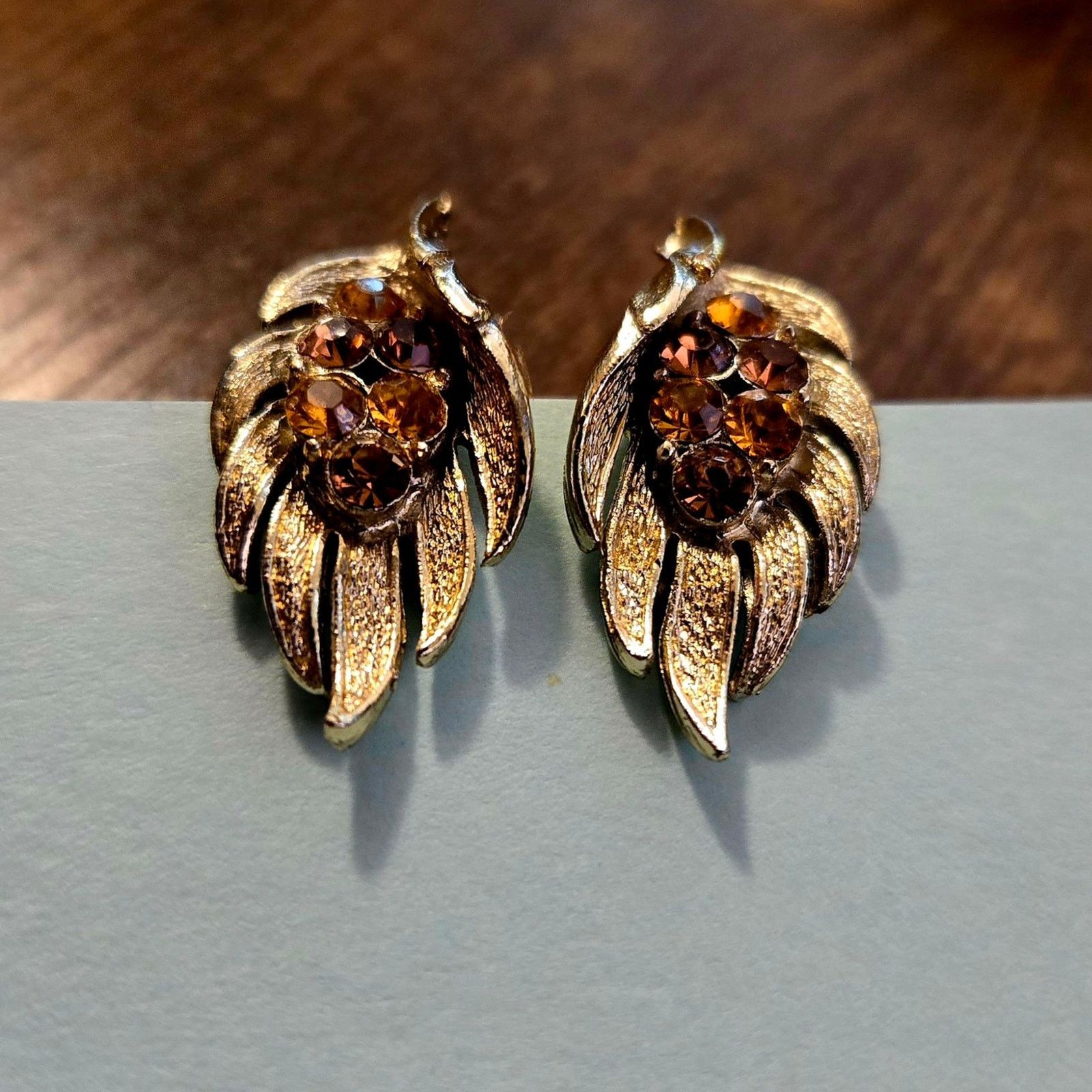 Pieces Uniques Vintage CORO Pegasus Signed Gold Leaf Clip-on Earrings Size ONE SIZE - 3 Thumbnail