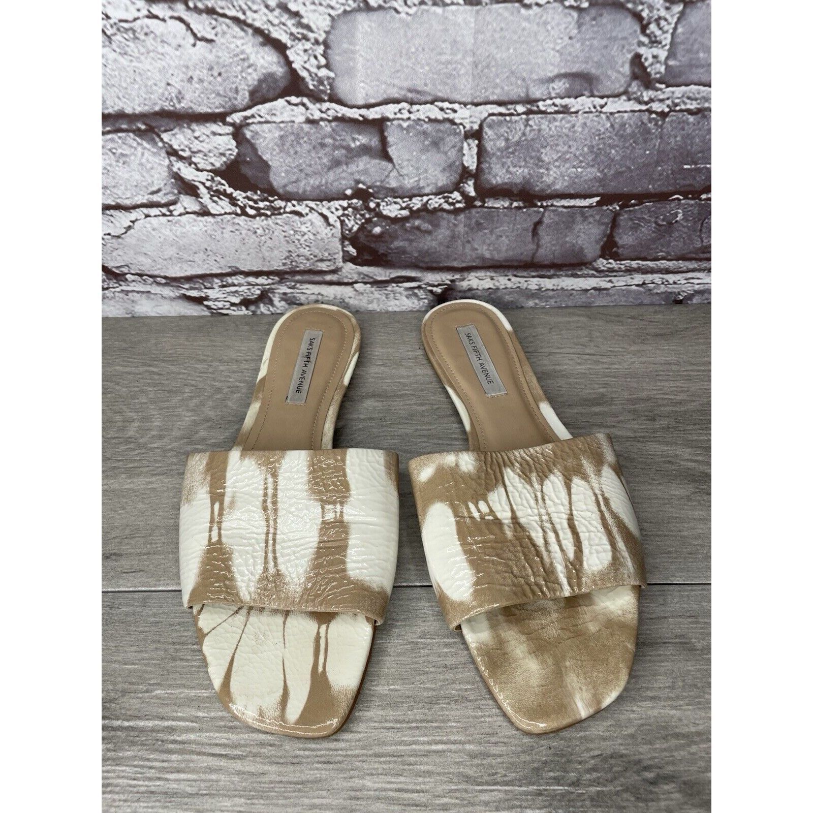 Saks Fifth Avenue Saks Fifth Avenue White Tan Patent Leather Slides Open Toe F Size US 9 / IT 39 - 12 Thumbnail