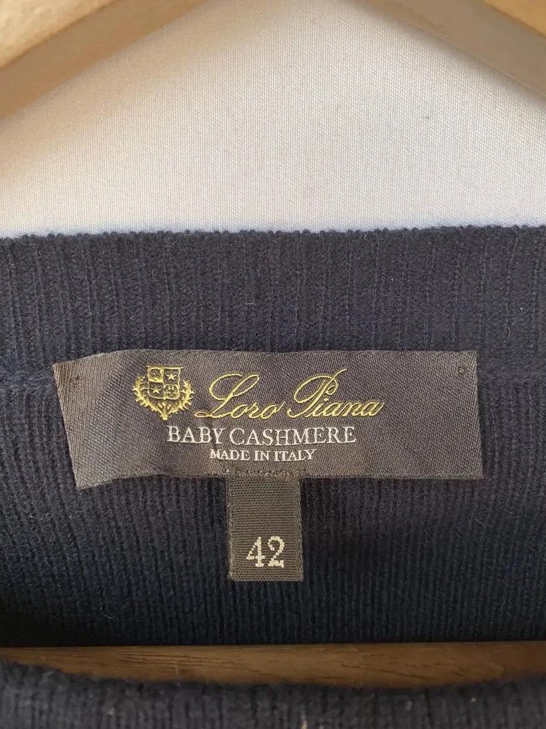 Loro Piana LORO PIANA She's wearing a cashmere cardigan Size M / US 6-8 / IT 42-44 - 2 Thumbnail
