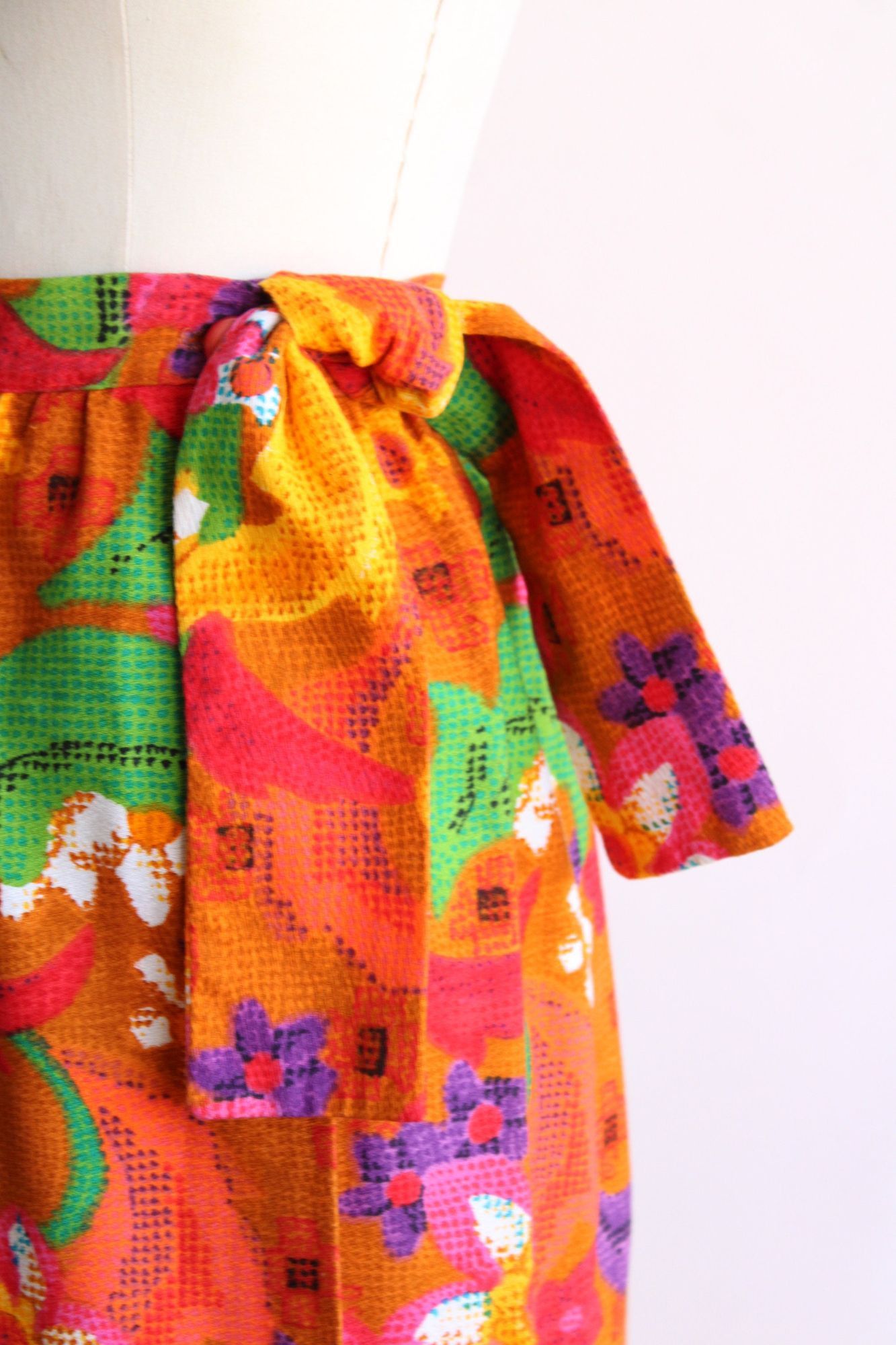 Vintage Vintage 1960s Skirt, Beverly Vogue Wrap Maxi Skirt, Tiki Flo Size 27" / US 4 / IT 40 - 4 Thumbnail