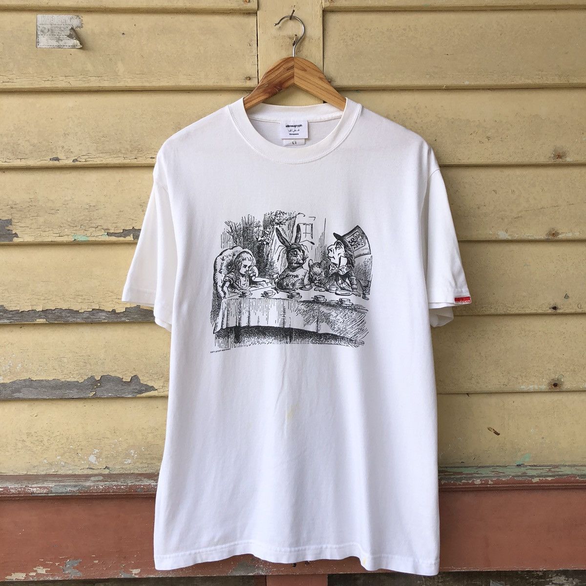 Vintage Vintage Alice in Wonderland Mad Hatters Tea Party Tshirt Size US L / EU 52-54 / 3 - 1 Thumbnail